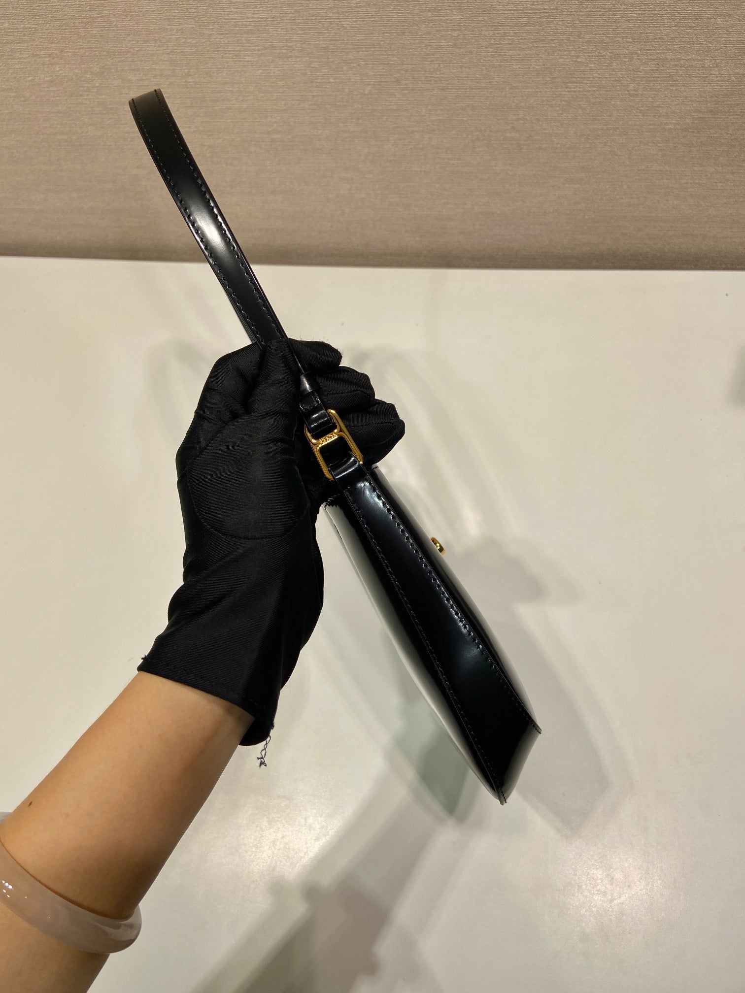 프라다 클레오 브러쉬드 레더 숄더백 클래스프 클로저