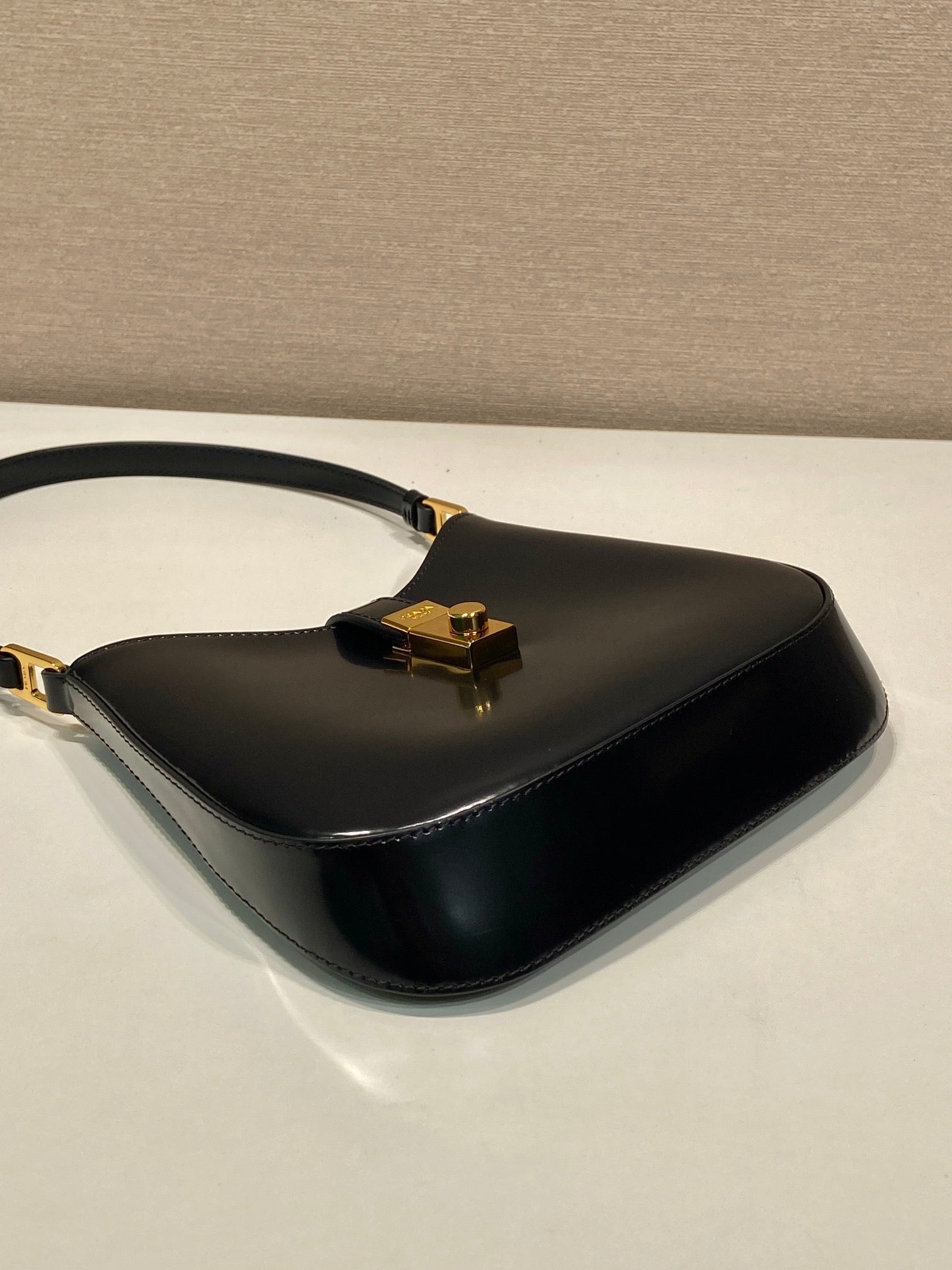 프라다 클레오 브러쉬드 레더 숄더백 클래스프 클로저