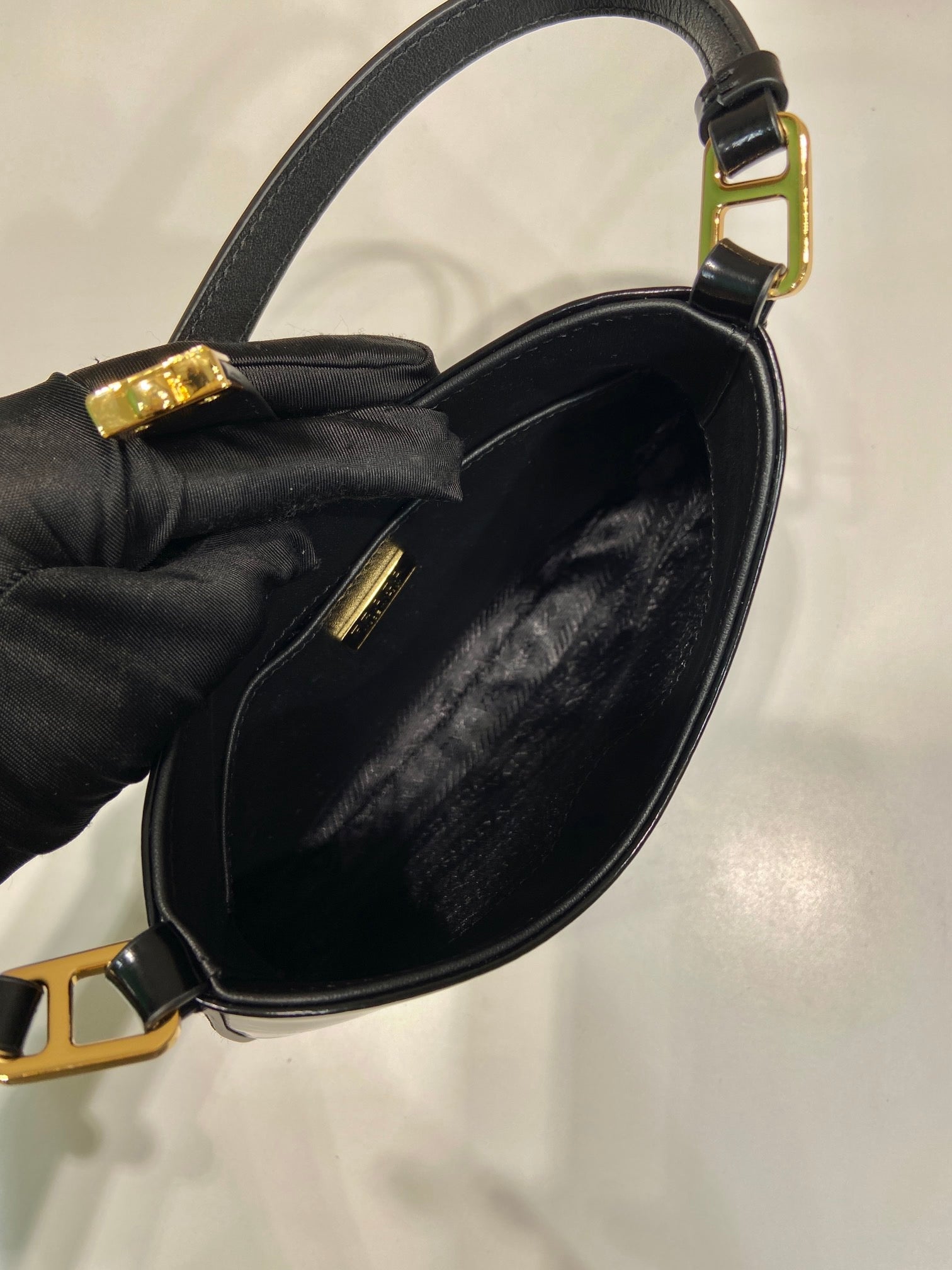 프라다 클레오 브러쉬드 레더 숄더백 클래스프 클로저