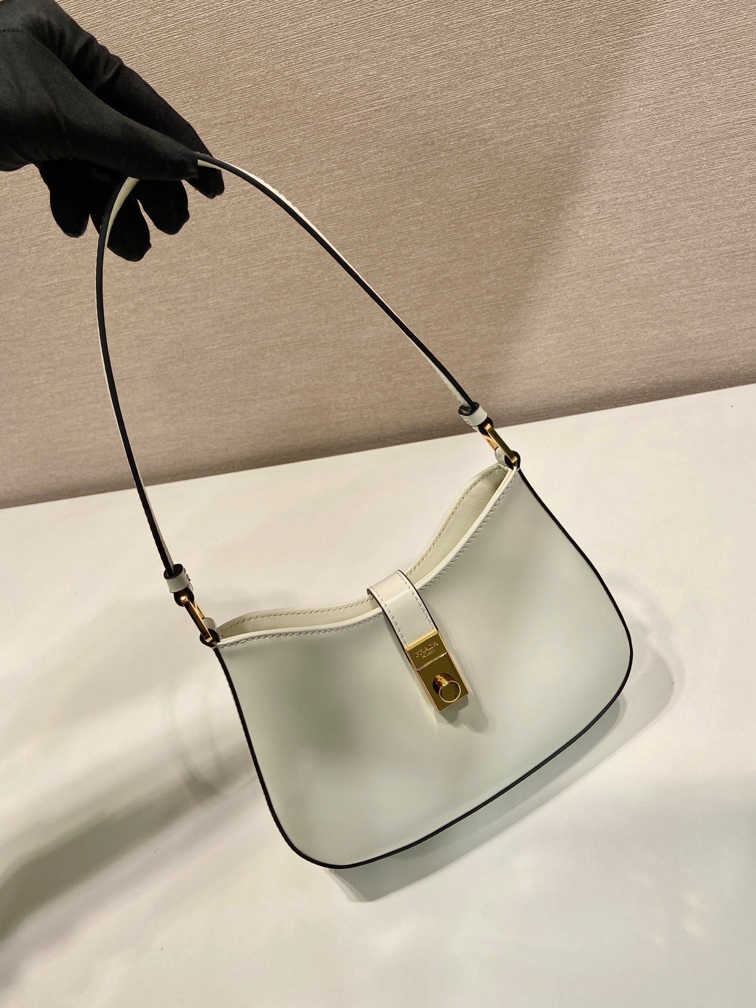 프라다 클레오 브러쉬드 레더 숄더백 클래스프 클로저