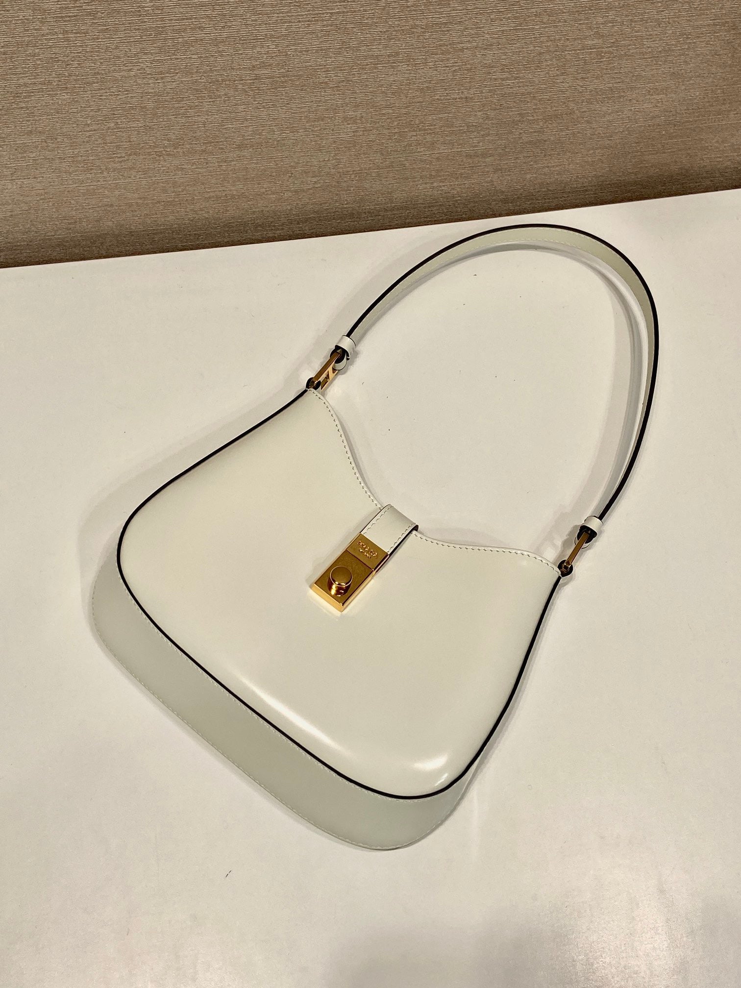 프라다 클레오 브러쉬드 레더 숄더백 클래스프 클로저