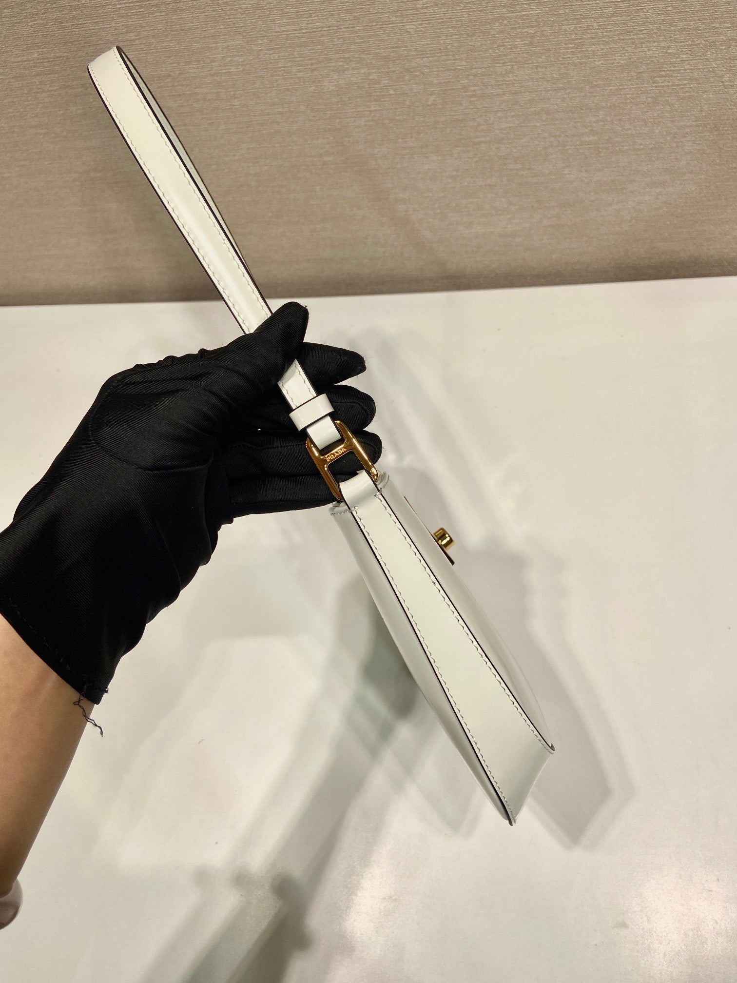 프라다 클레오 브러쉬드 레더 숄더백 클래스프 클로저