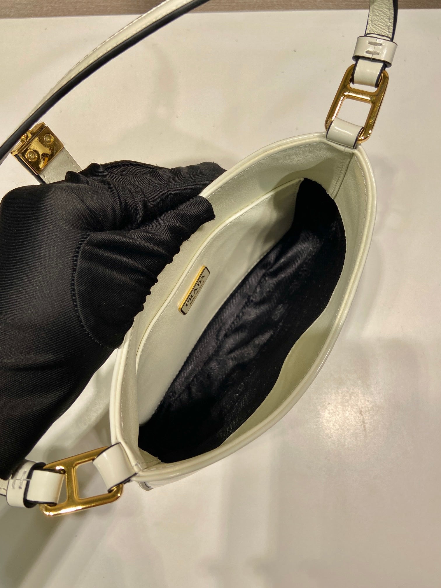 프라다 클레오 브러쉬드 레더 숄더백 클래스프 클로저