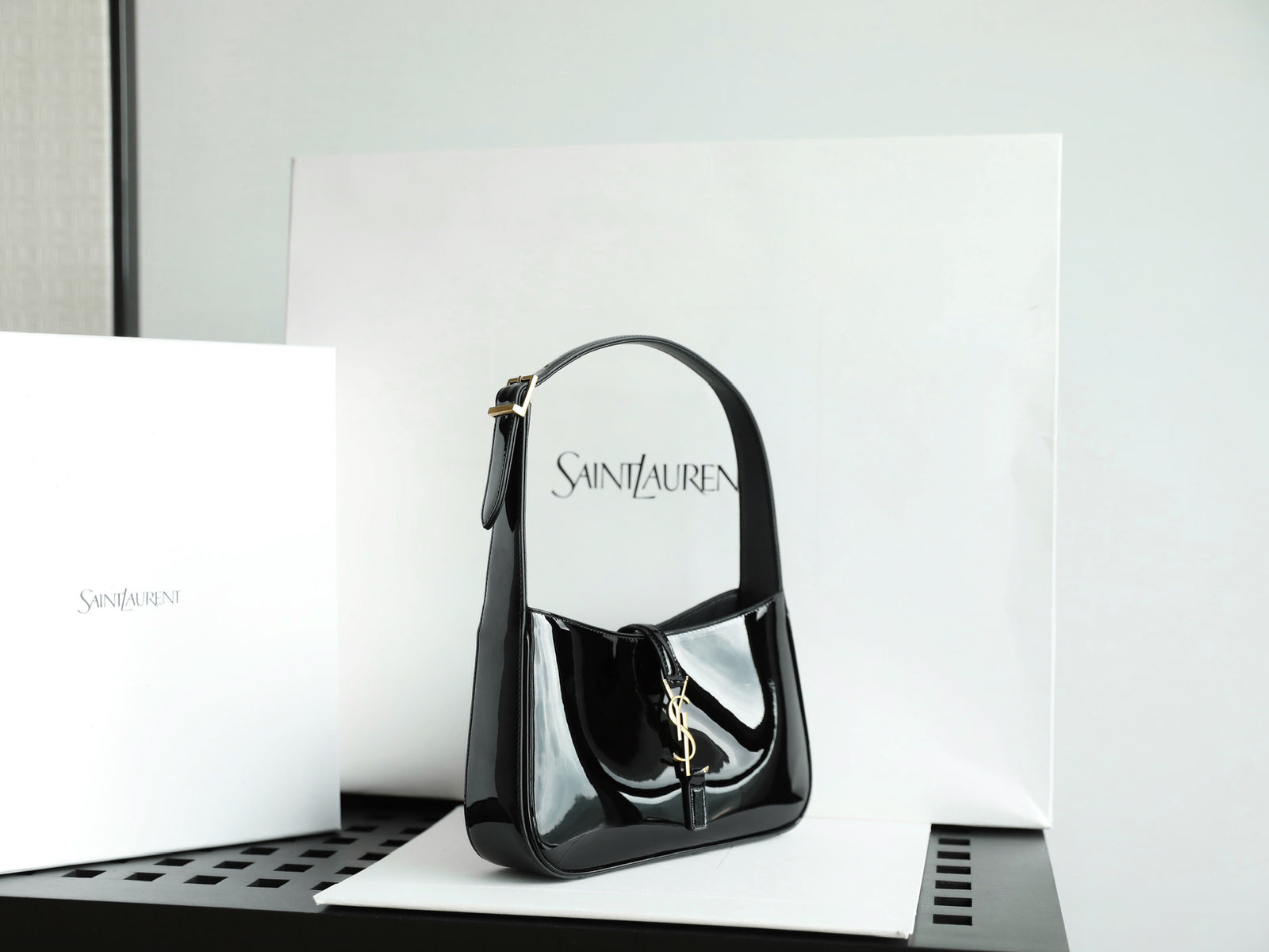 생로랑 LE 5 À 7 페이던트 호보백