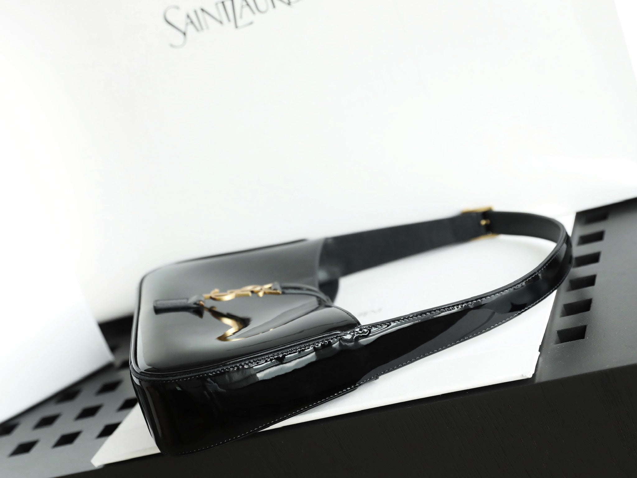 생로랑 LE 5 À 7 페이던트 호보백