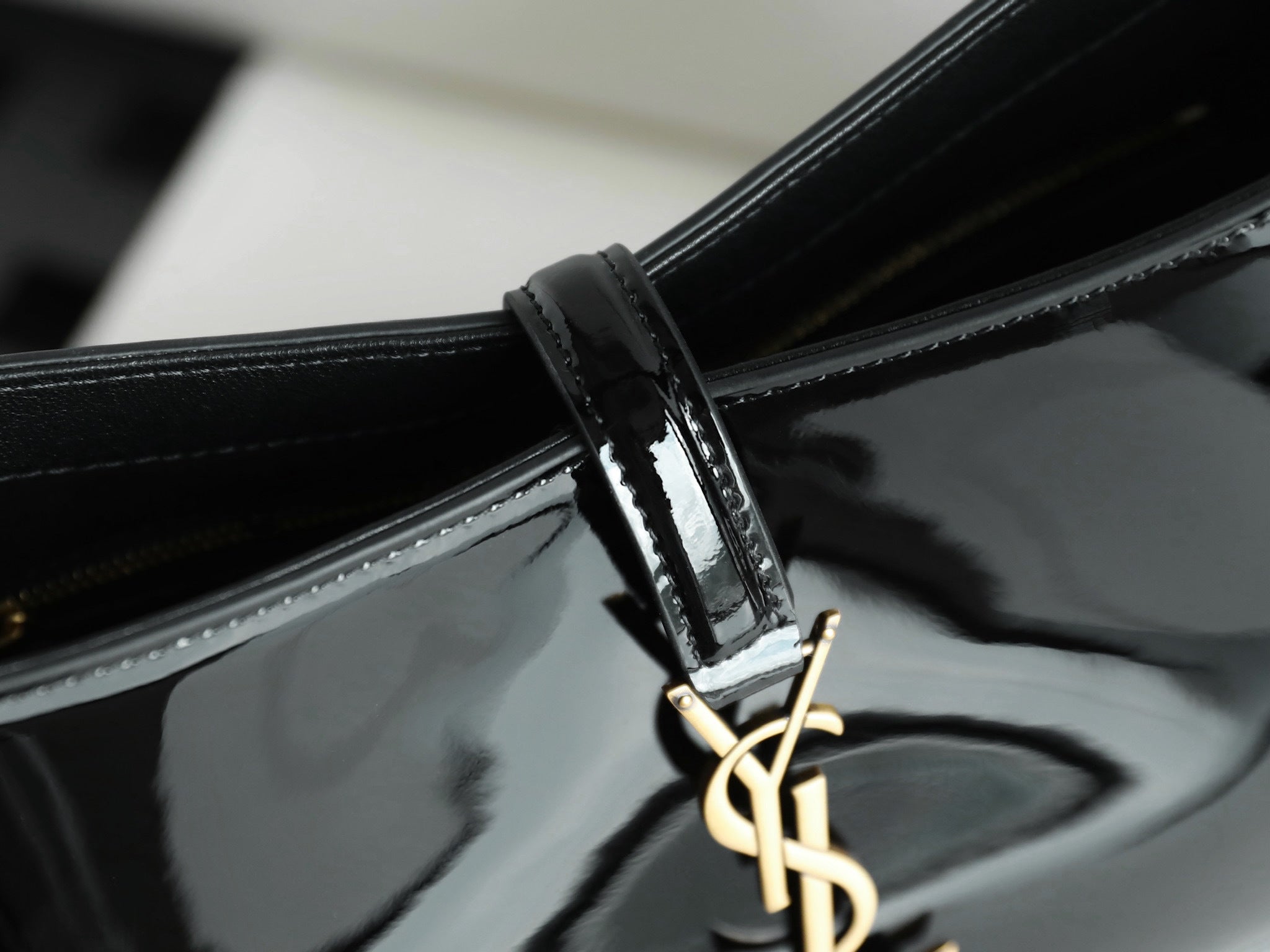 생로랑 LE 5 À 7 페이던트 호보백