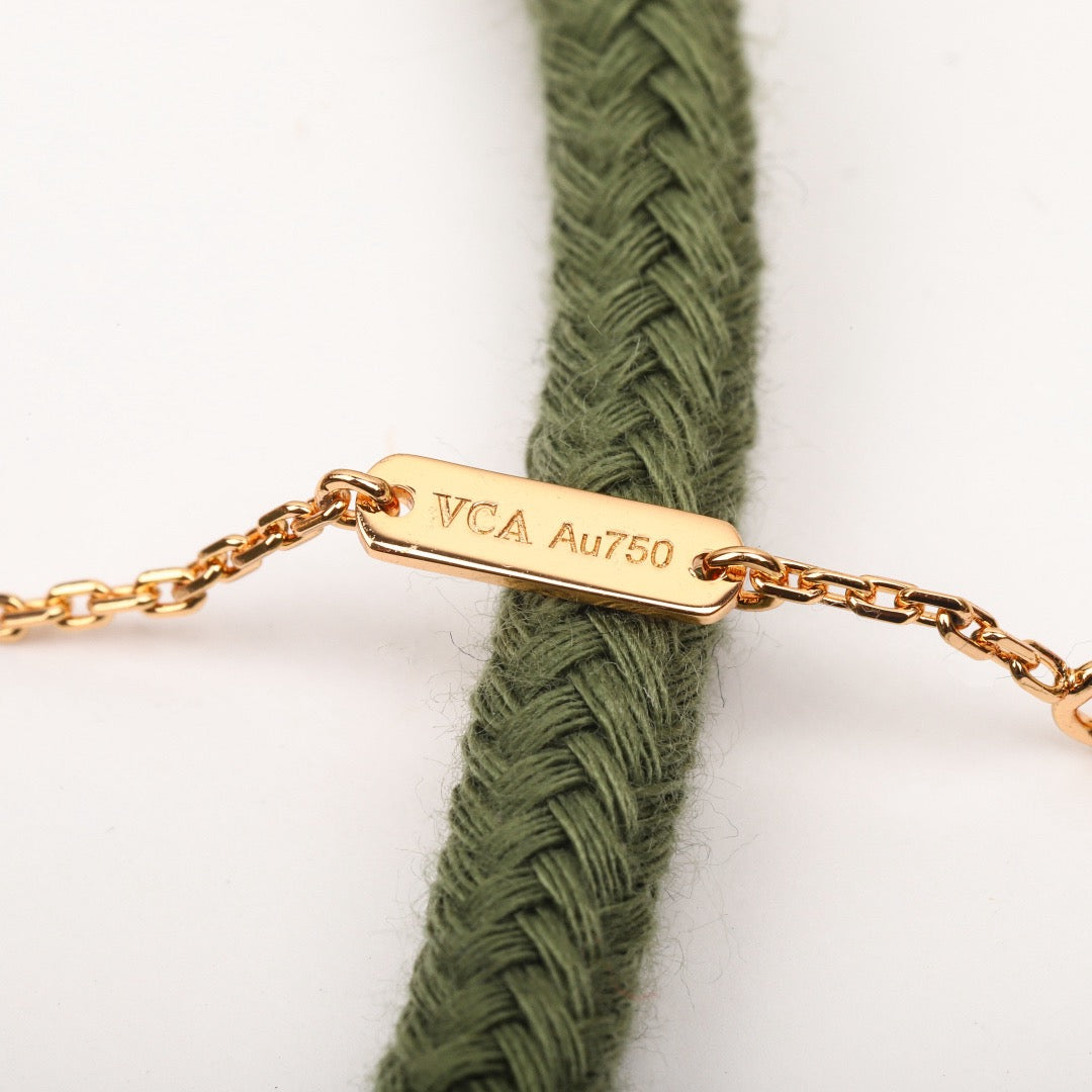 반클리프 럭키 스프링 펜던트 네크리스