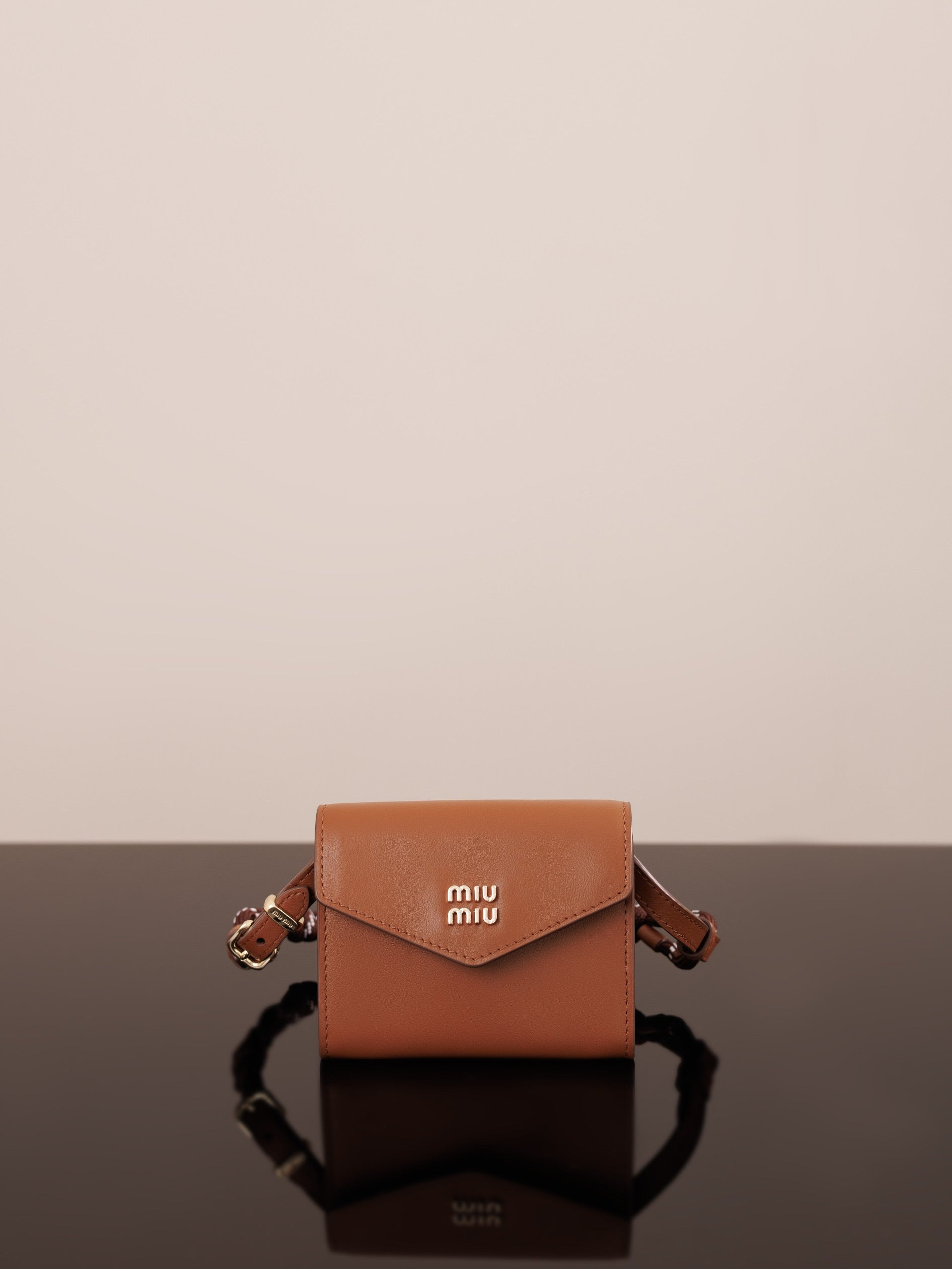 미우미우 가죽 숄더 지갑