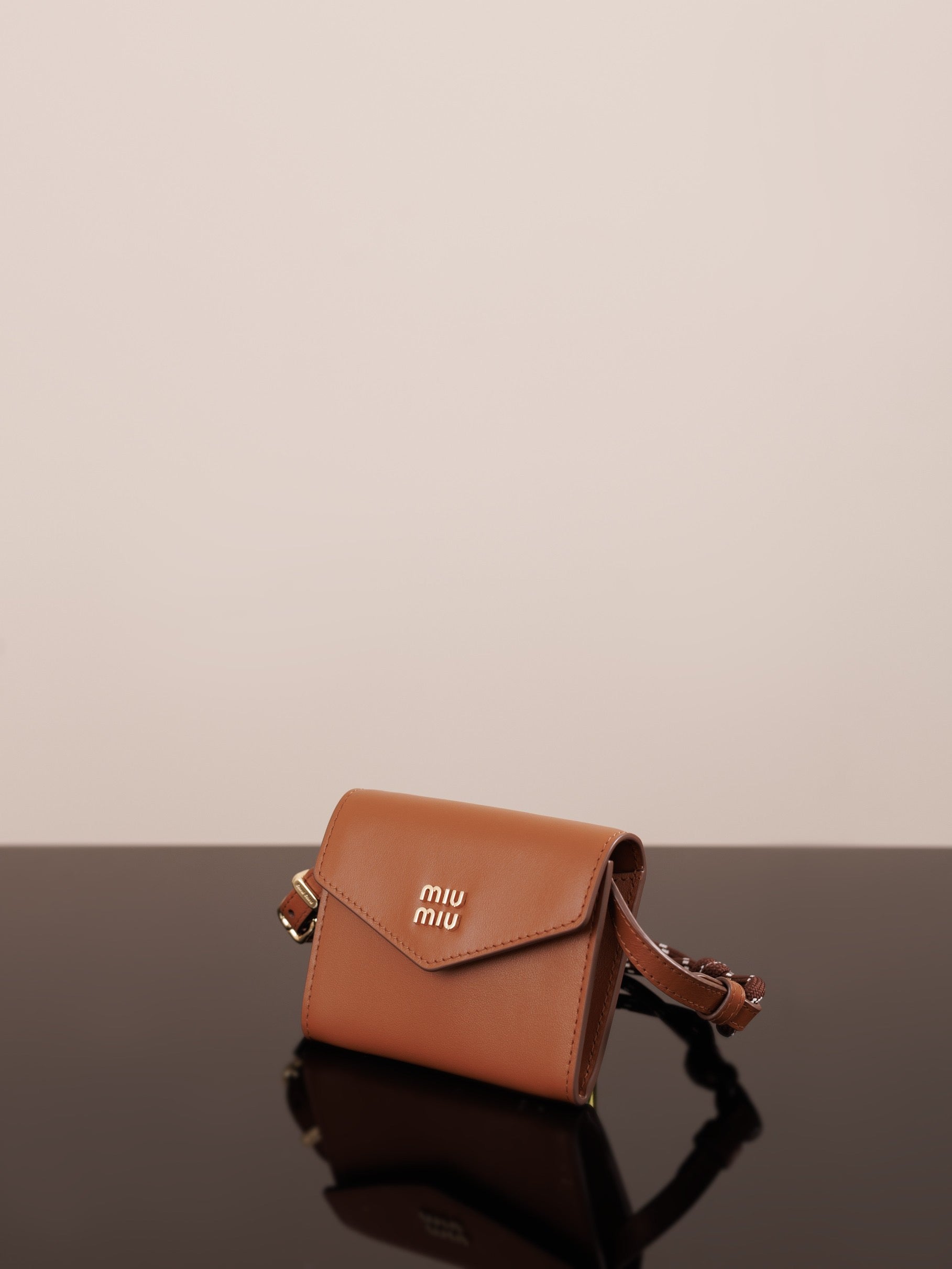 미우미우 가죽 숄더 지갑