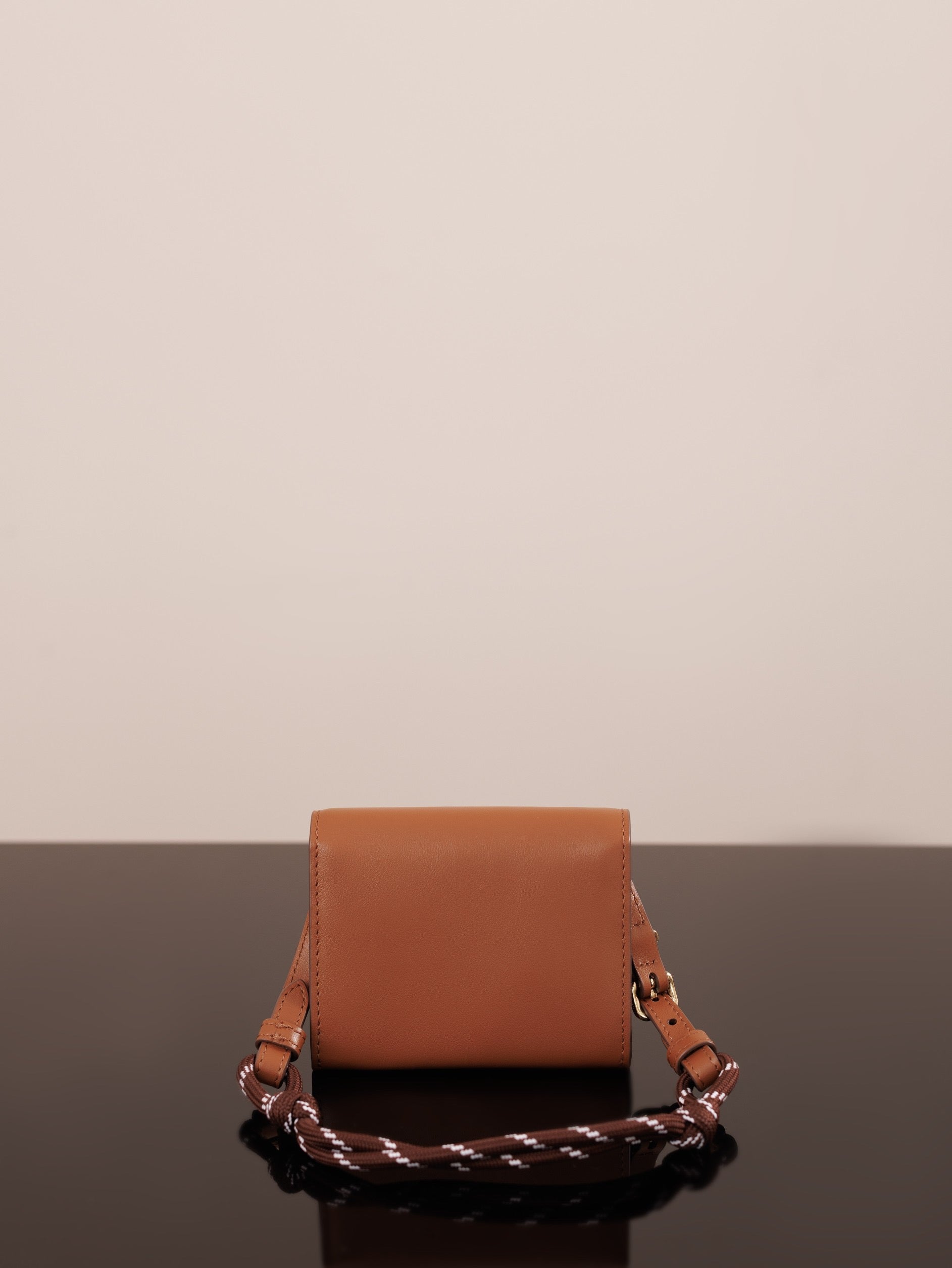 미우미우 가죽 숄더 지갑