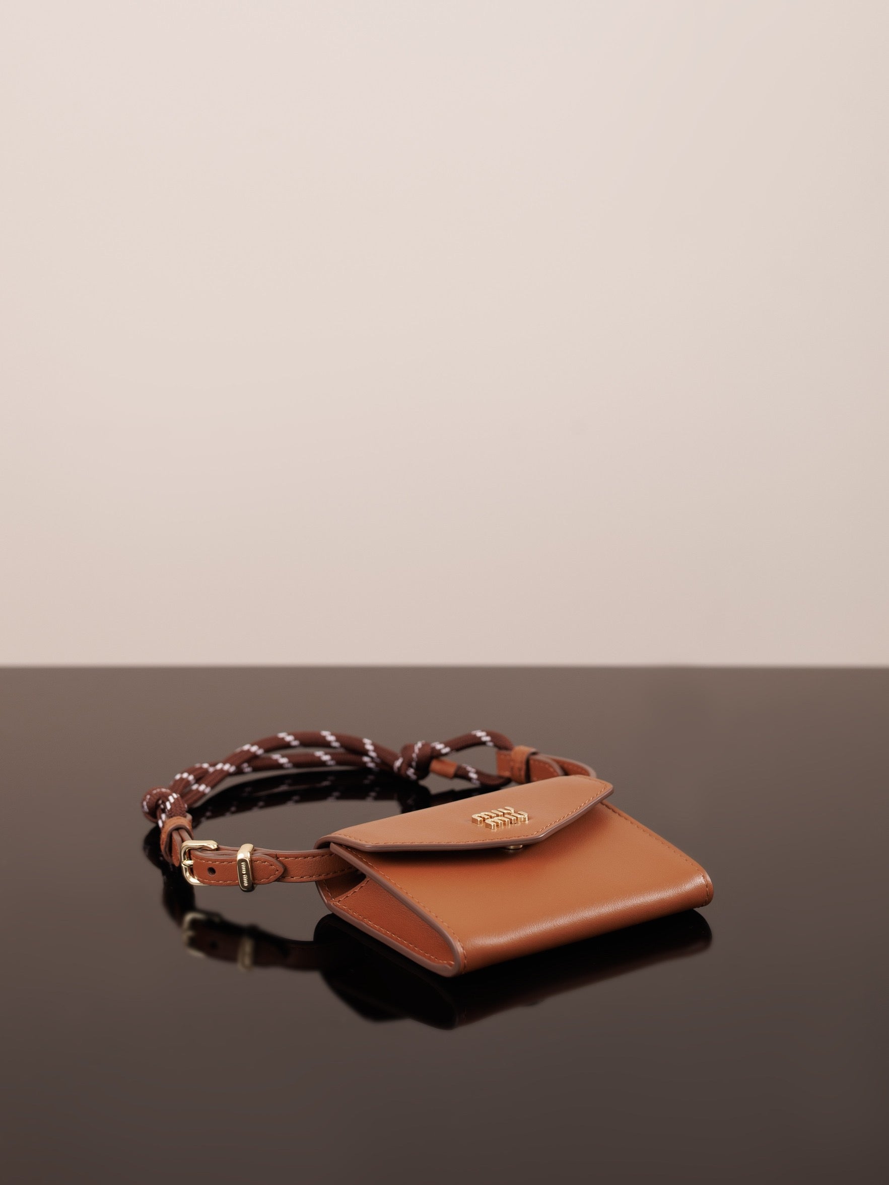 미우미우 가죽 숄더 지갑