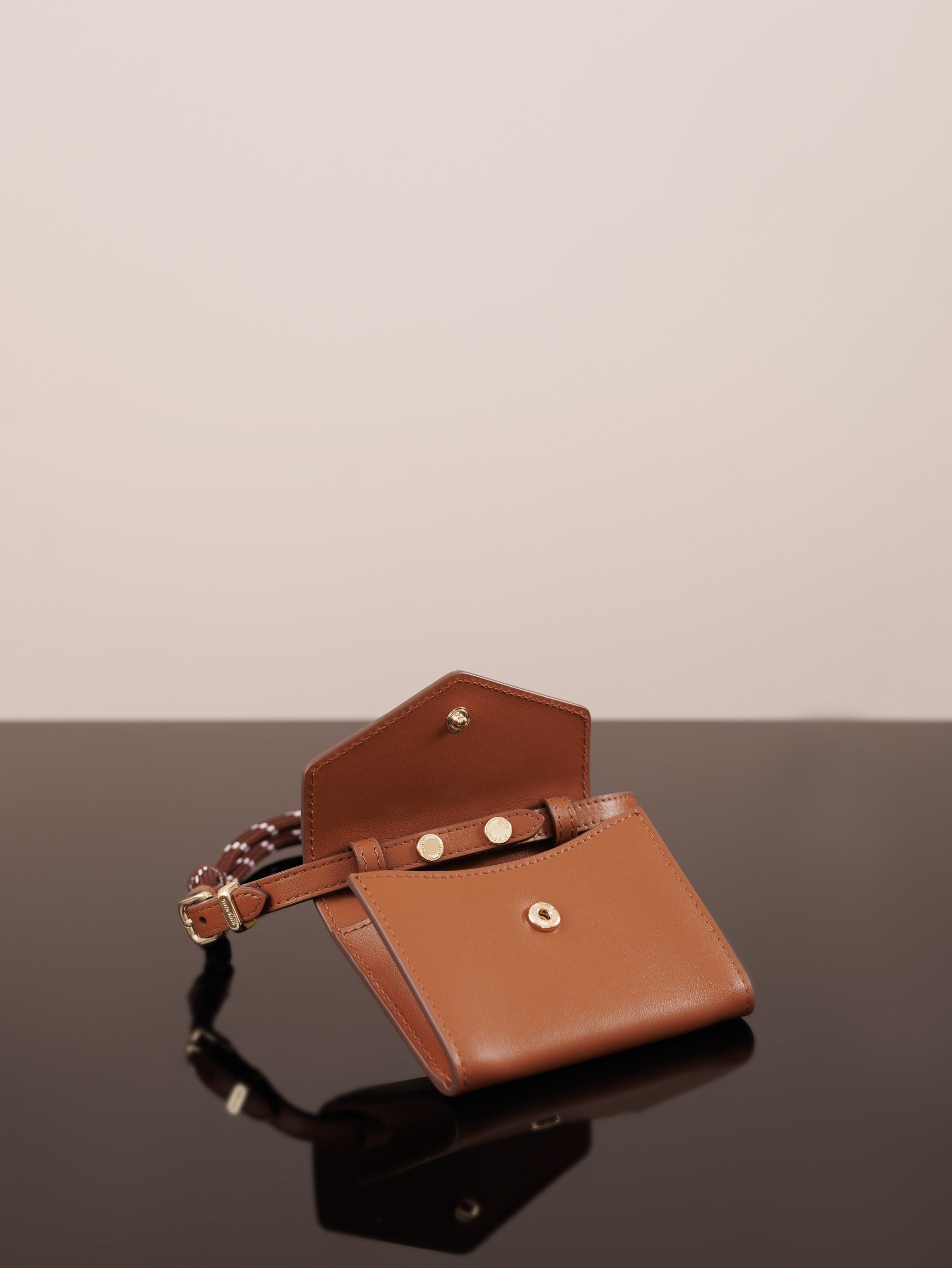 미우미우 가죽 숄더 지갑