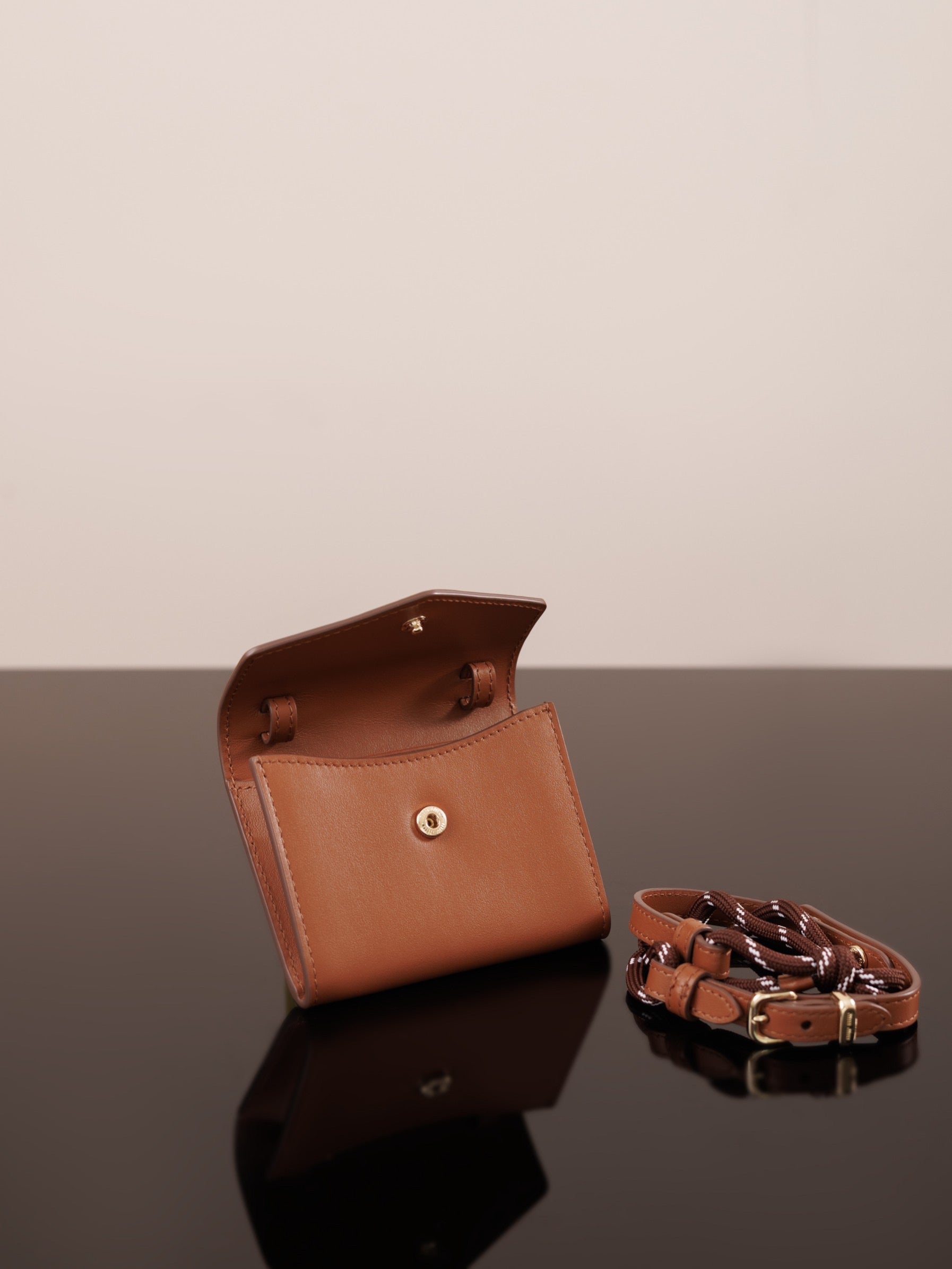 미우미우 가죽 숄더 지갑