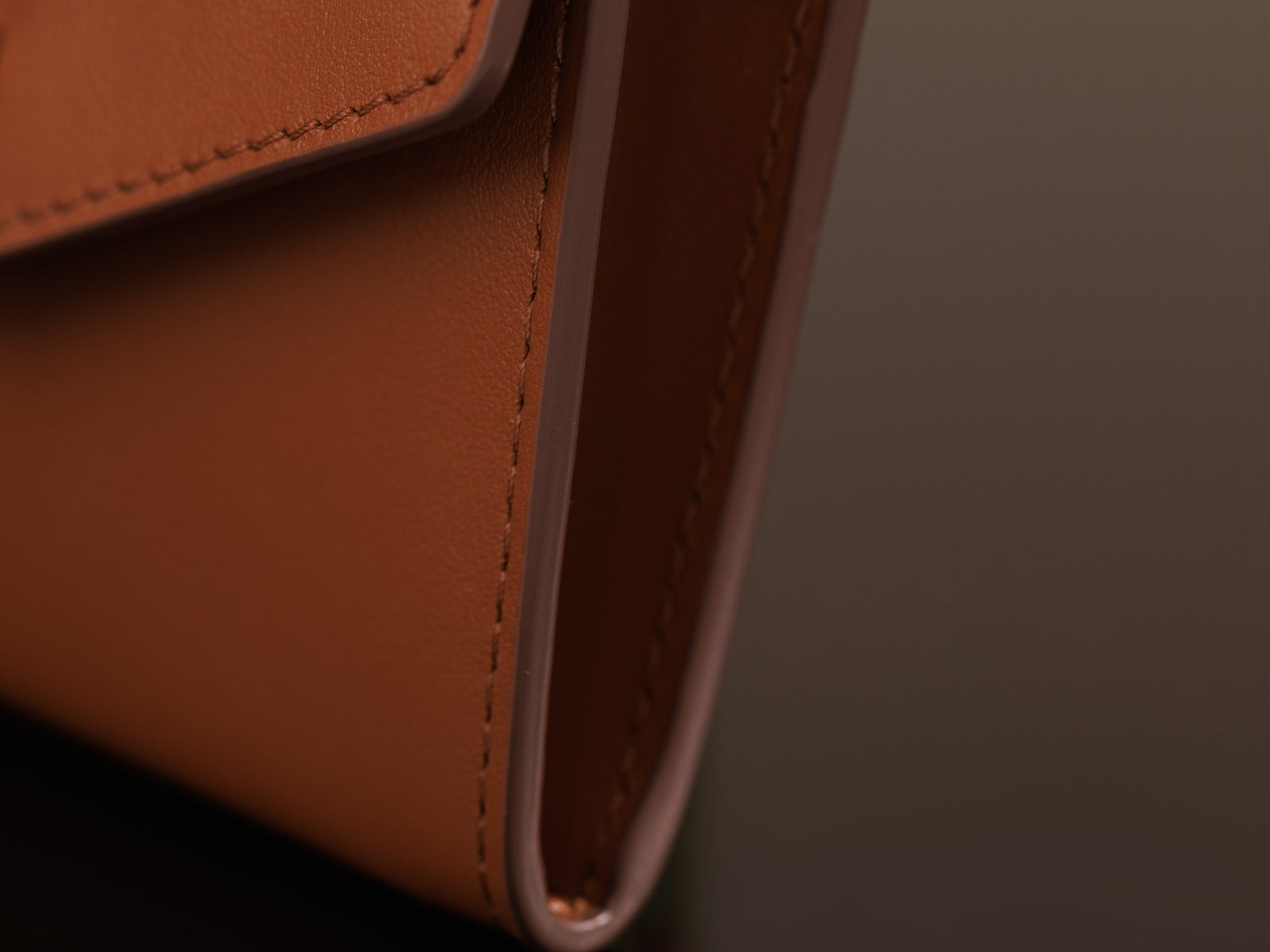 미우미우 가죽 숄더 지갑