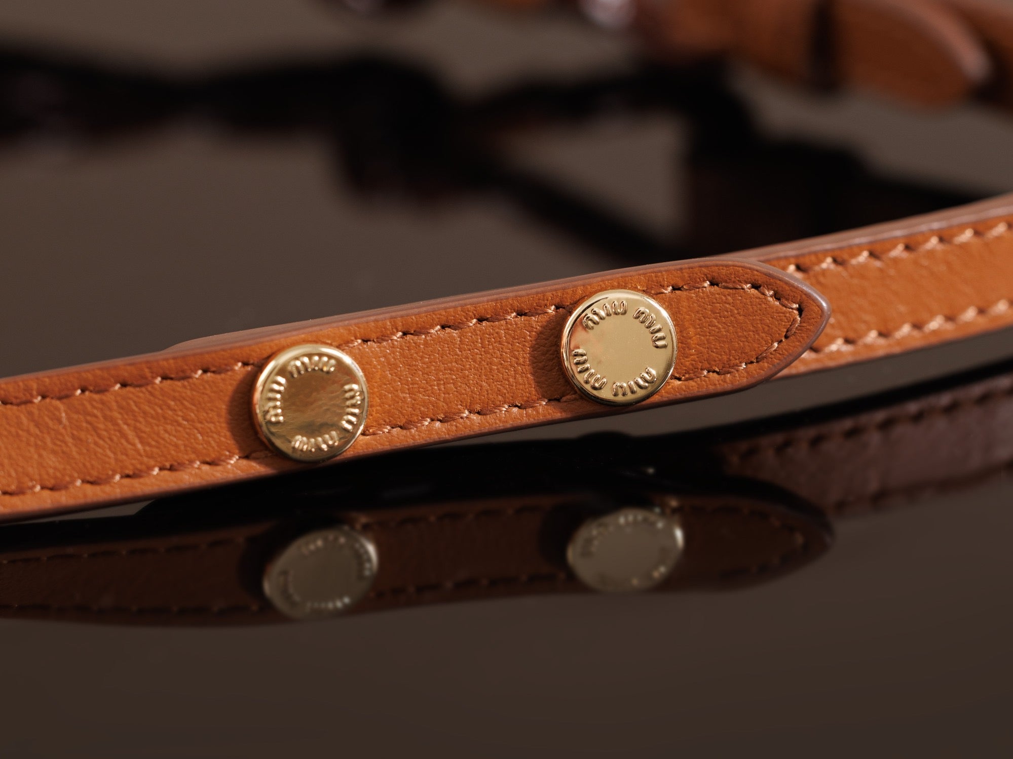 미우미우 가죽 숄더 지갑