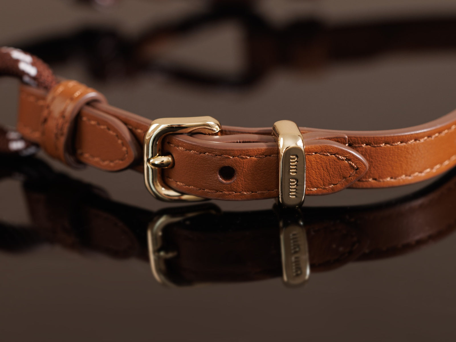 미우미우 가죽 숄더 지갑