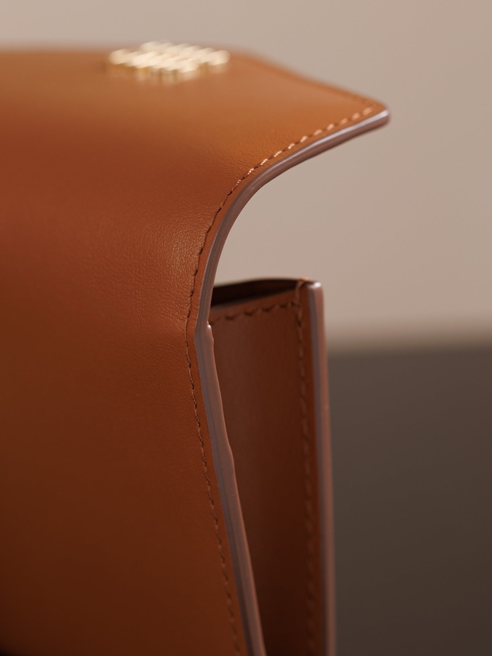 미우미우 가죽 숄더 지갑