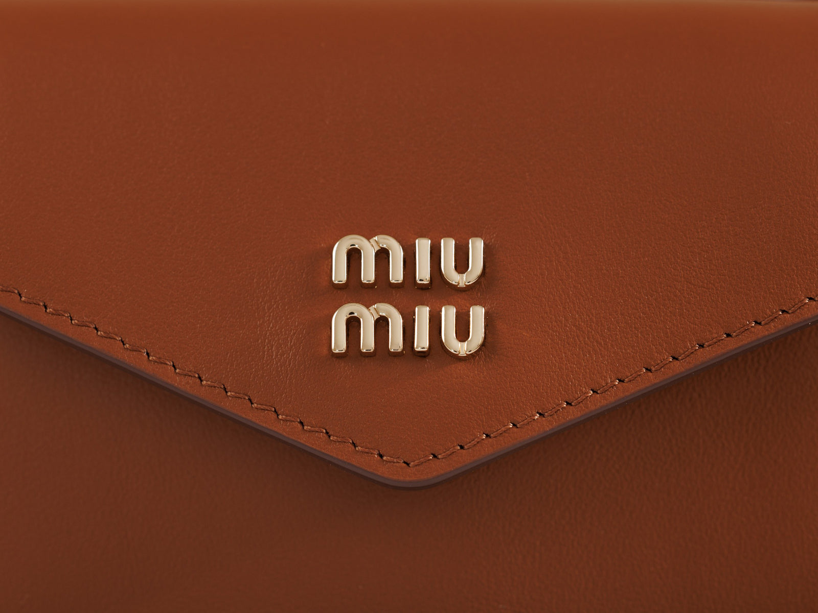 미우미우 가죽 숄더 지갑