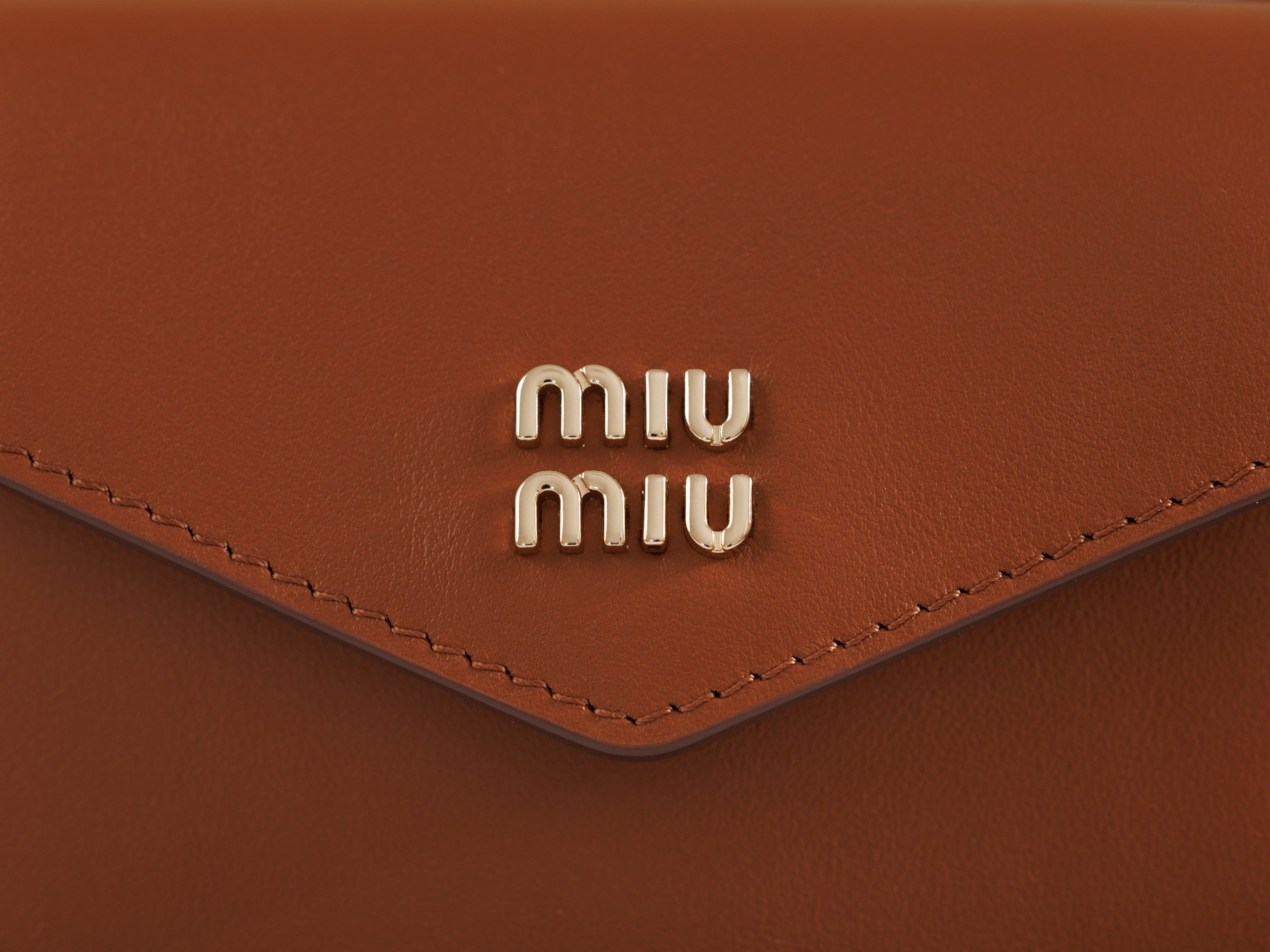 미우미우 가죽 숄더 지갑