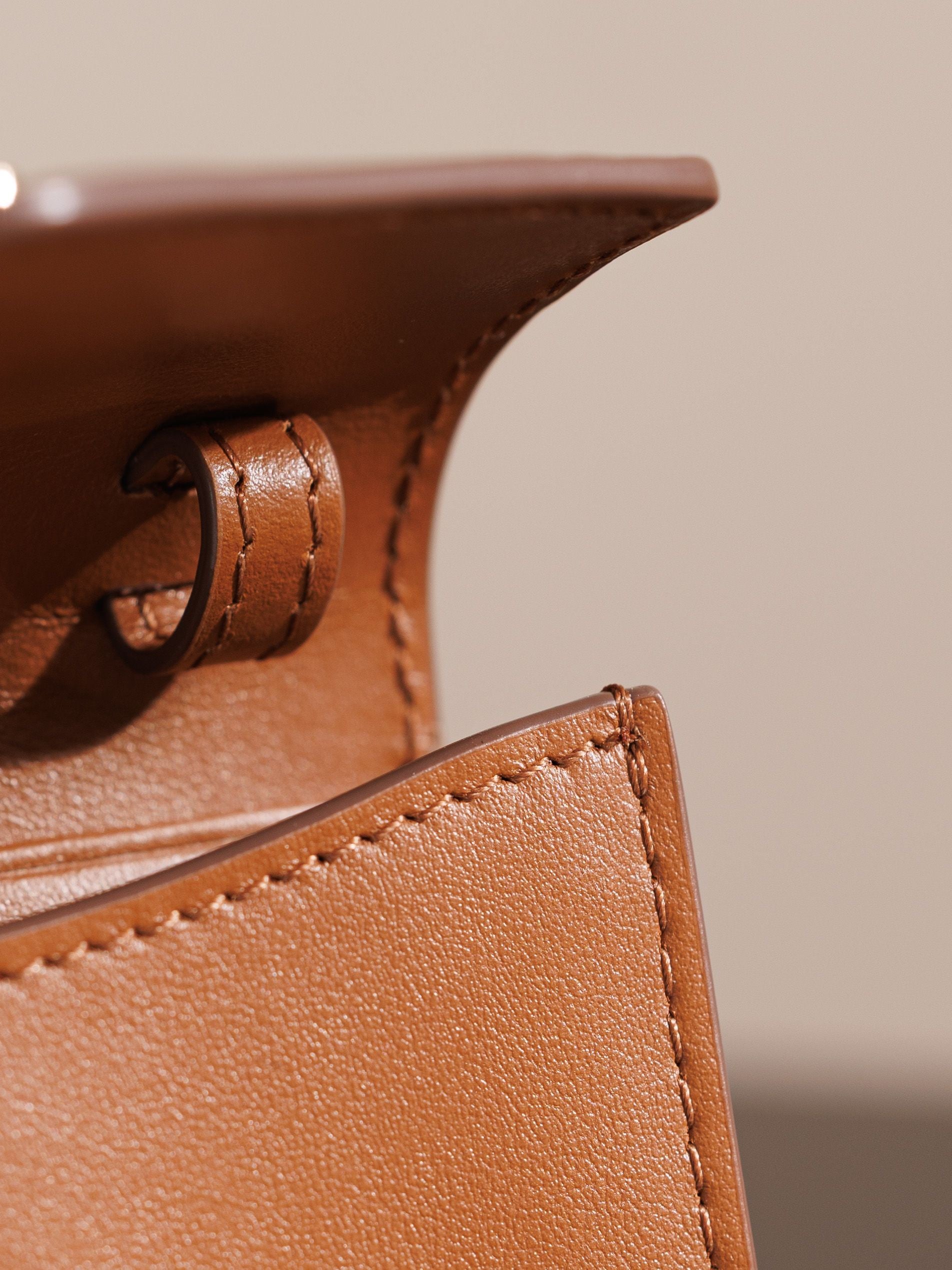 미우미우 가죽 숄더 지갑