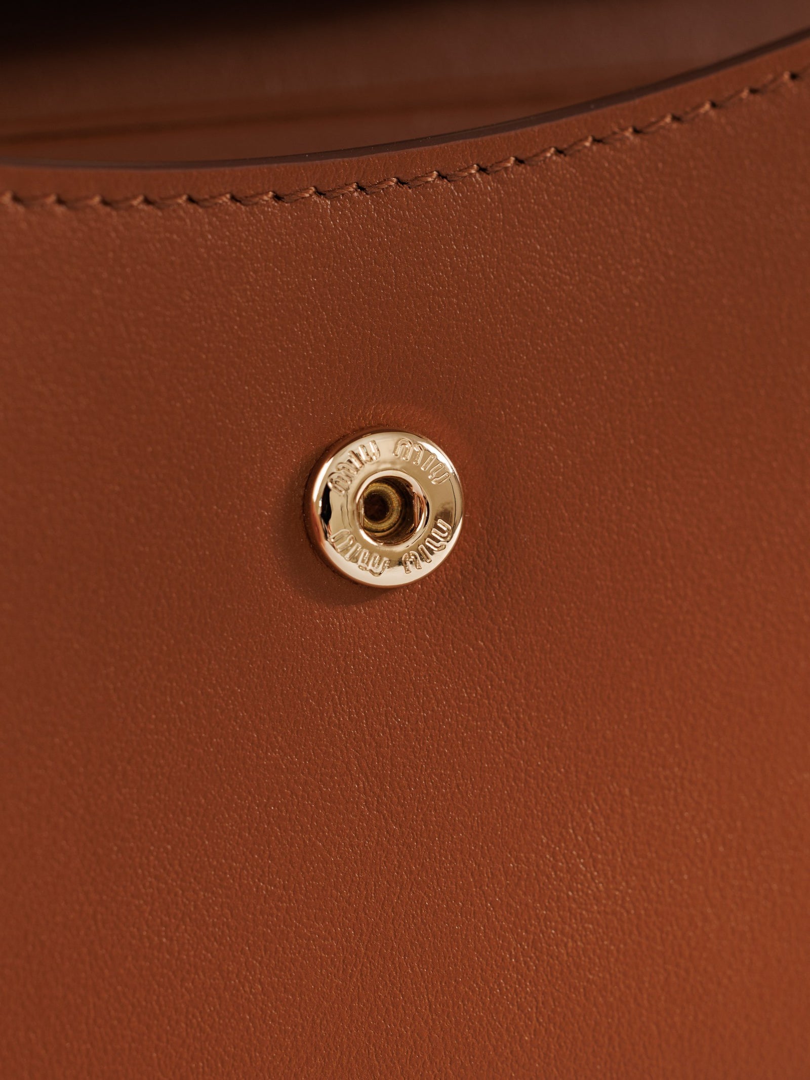 미우미우 가죽 숄더 지갑