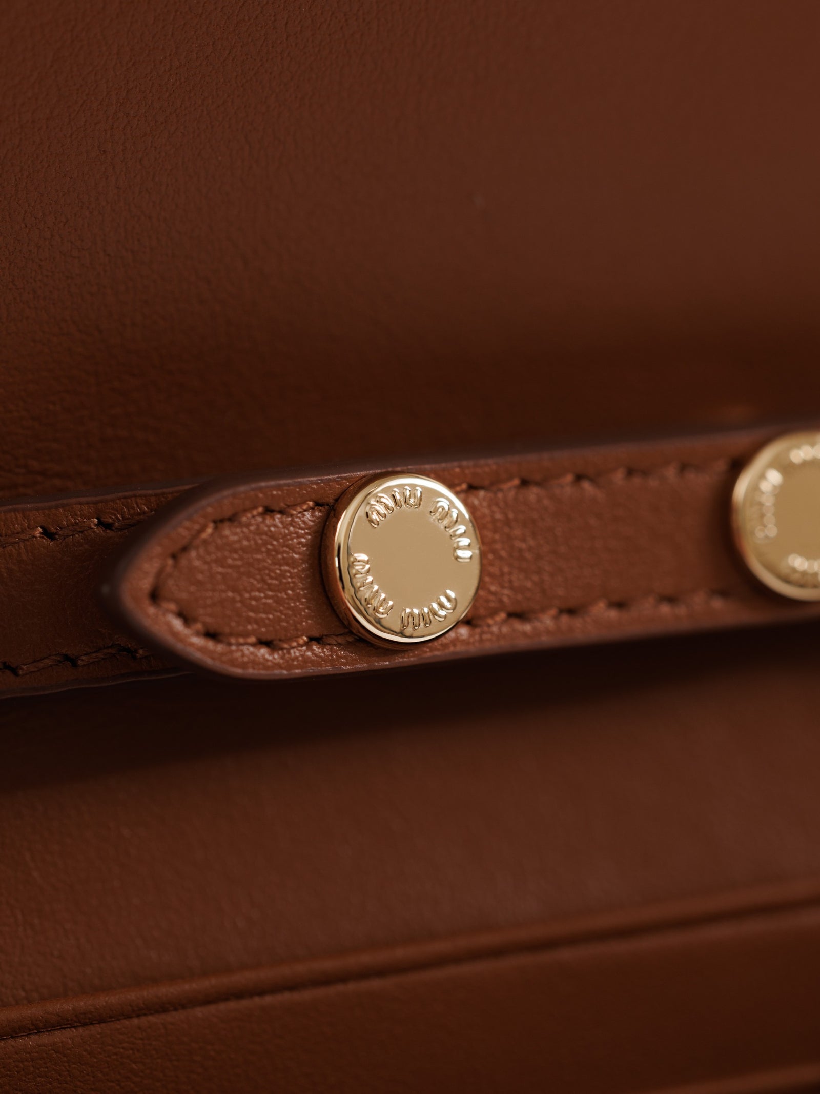 미우미우 가죽 숄더 지갑