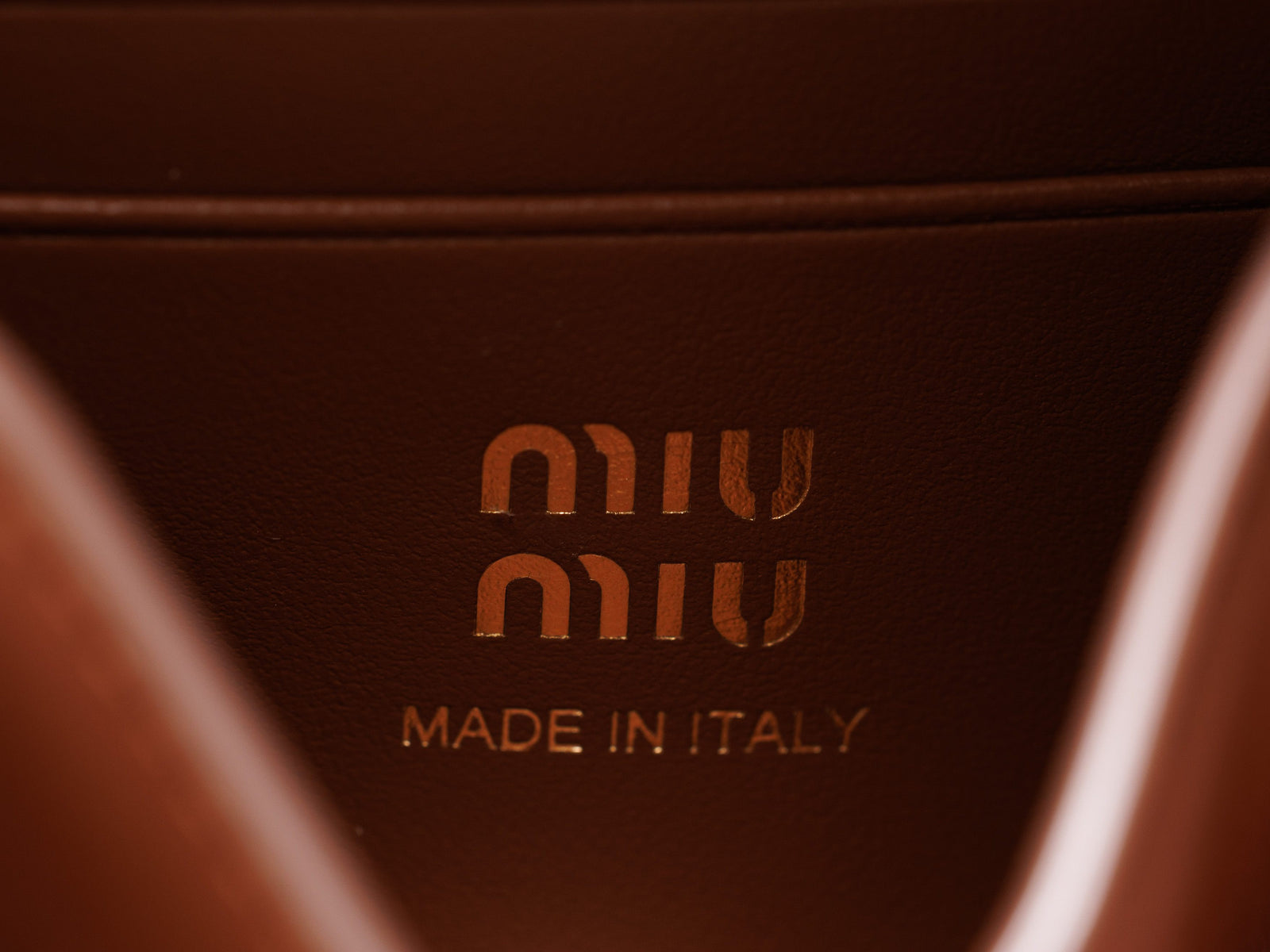 미우미우 가죽 숄더 지갑