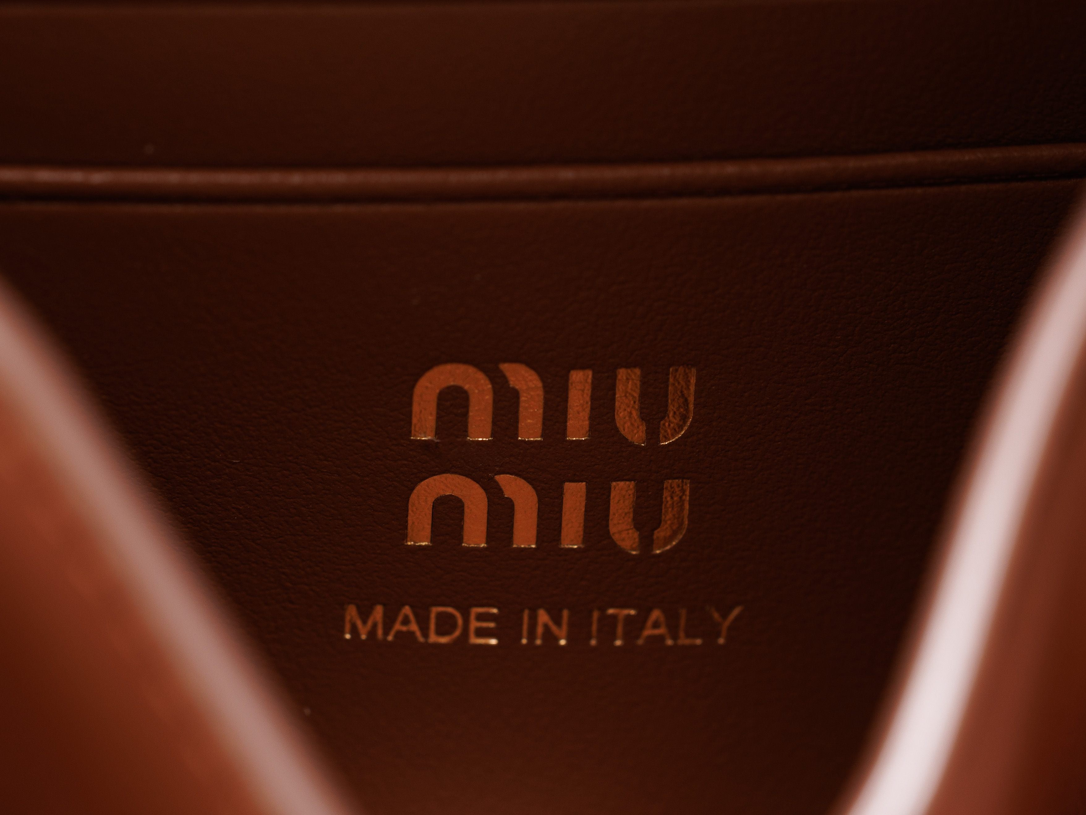 미우미우 가죽 숄더 지갑