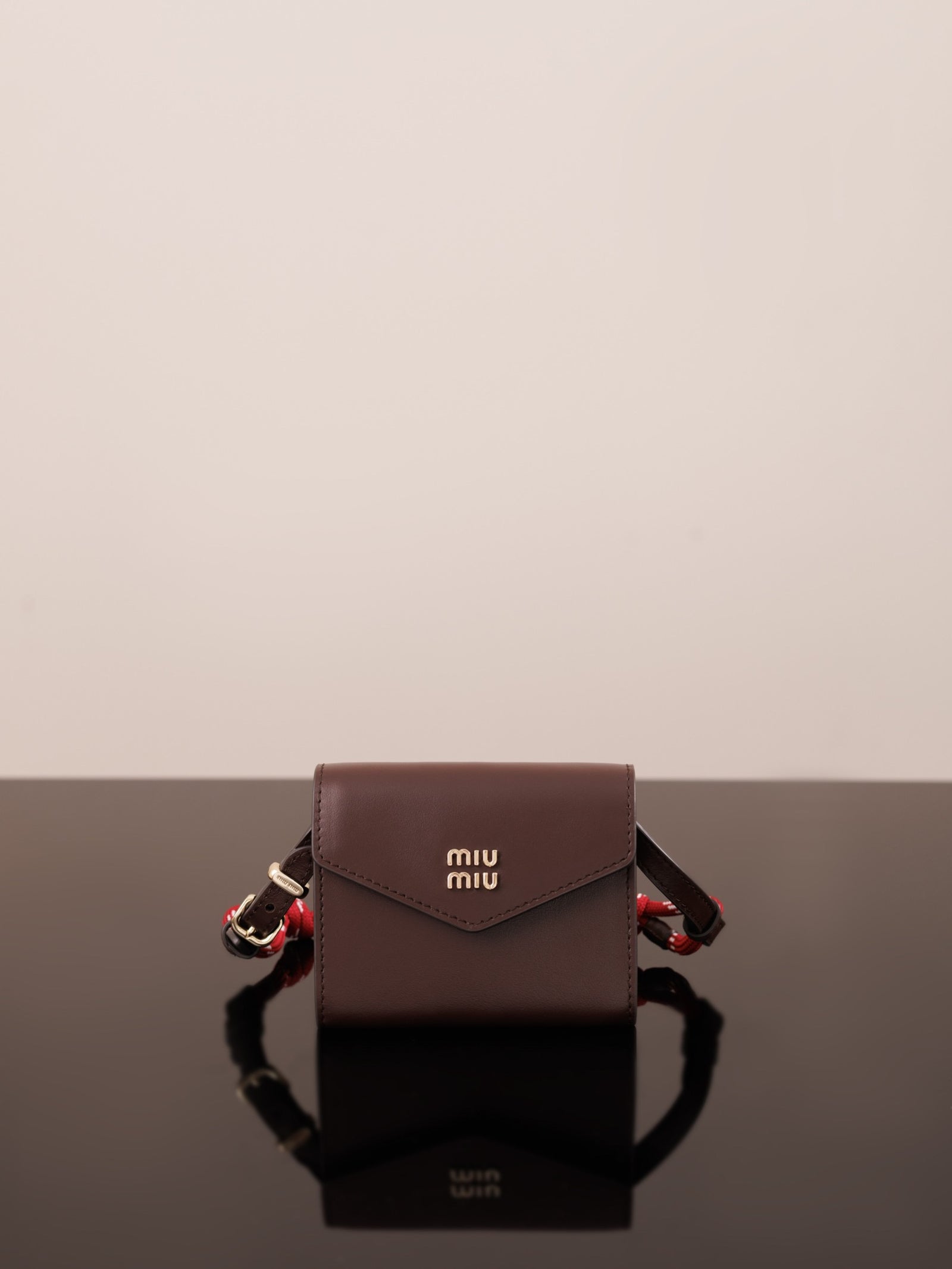 미우미우 가죽 숄더 지갑