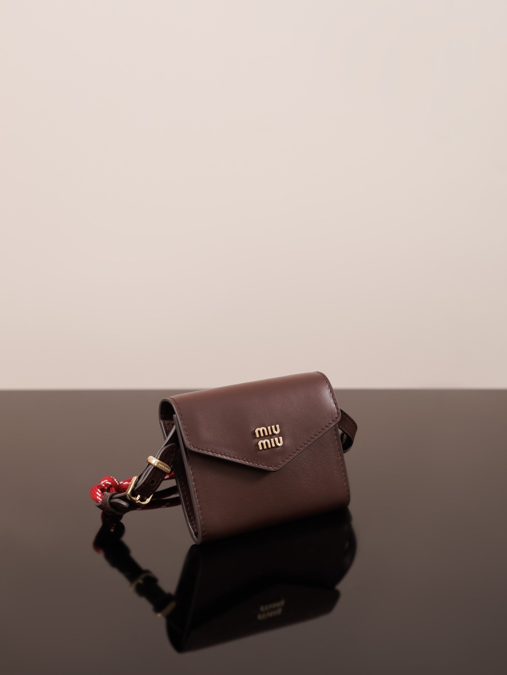 미우미우 가죽 숄더 지갑