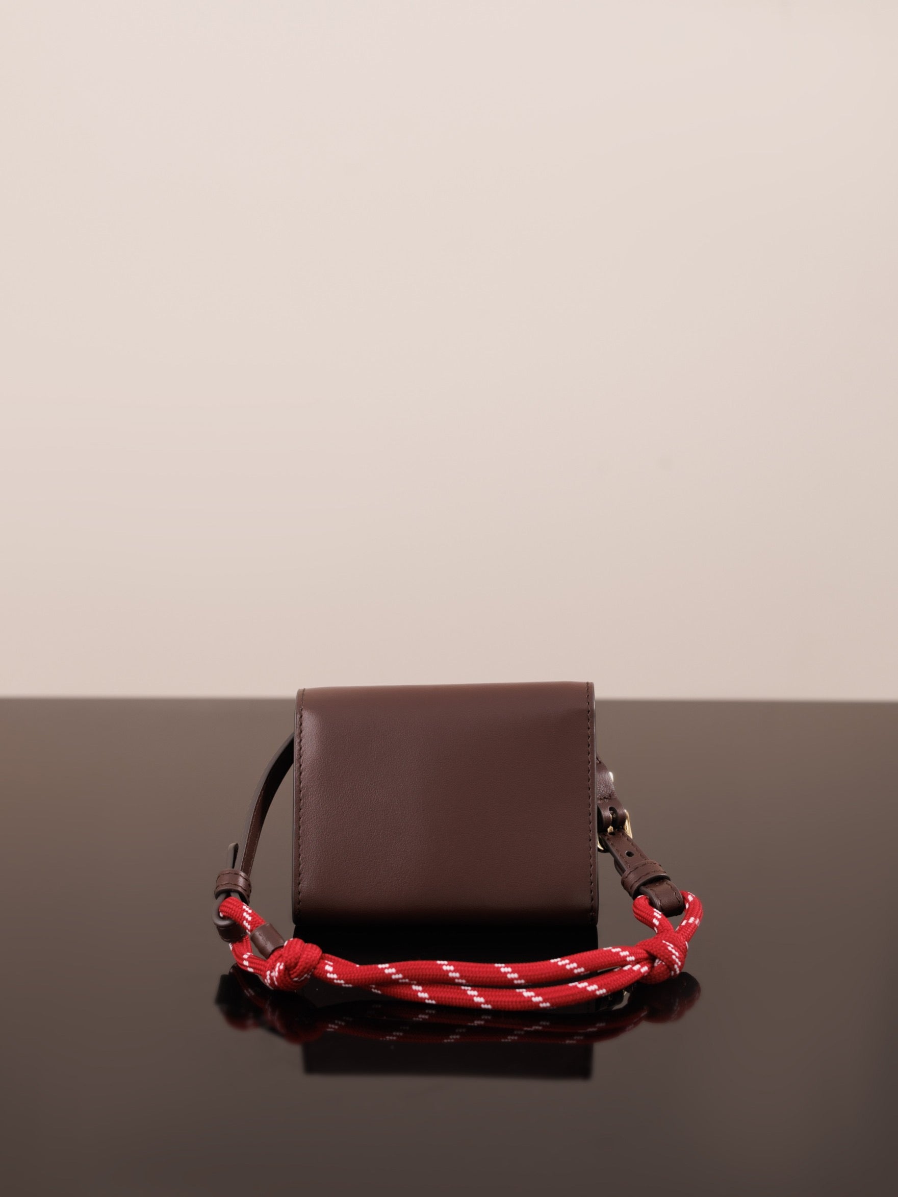 미우미우 가죽 숄더 지갑