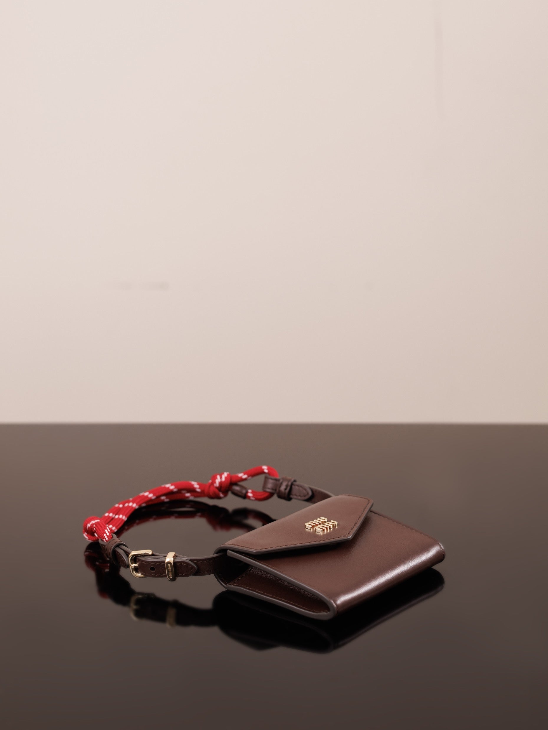 미우미우 가죽 숄더 지갑