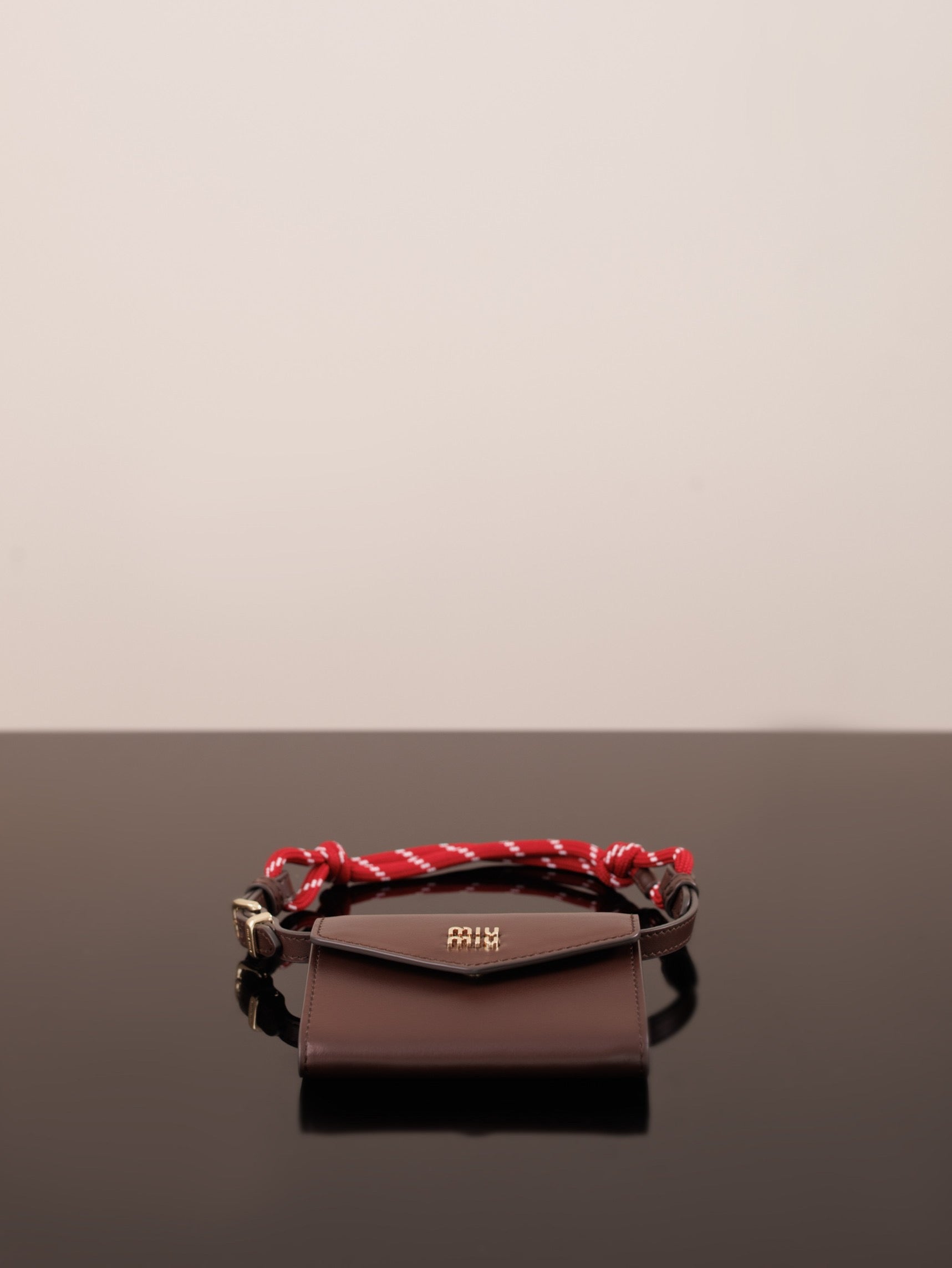 미우미우 가죽 숄더 지갑
