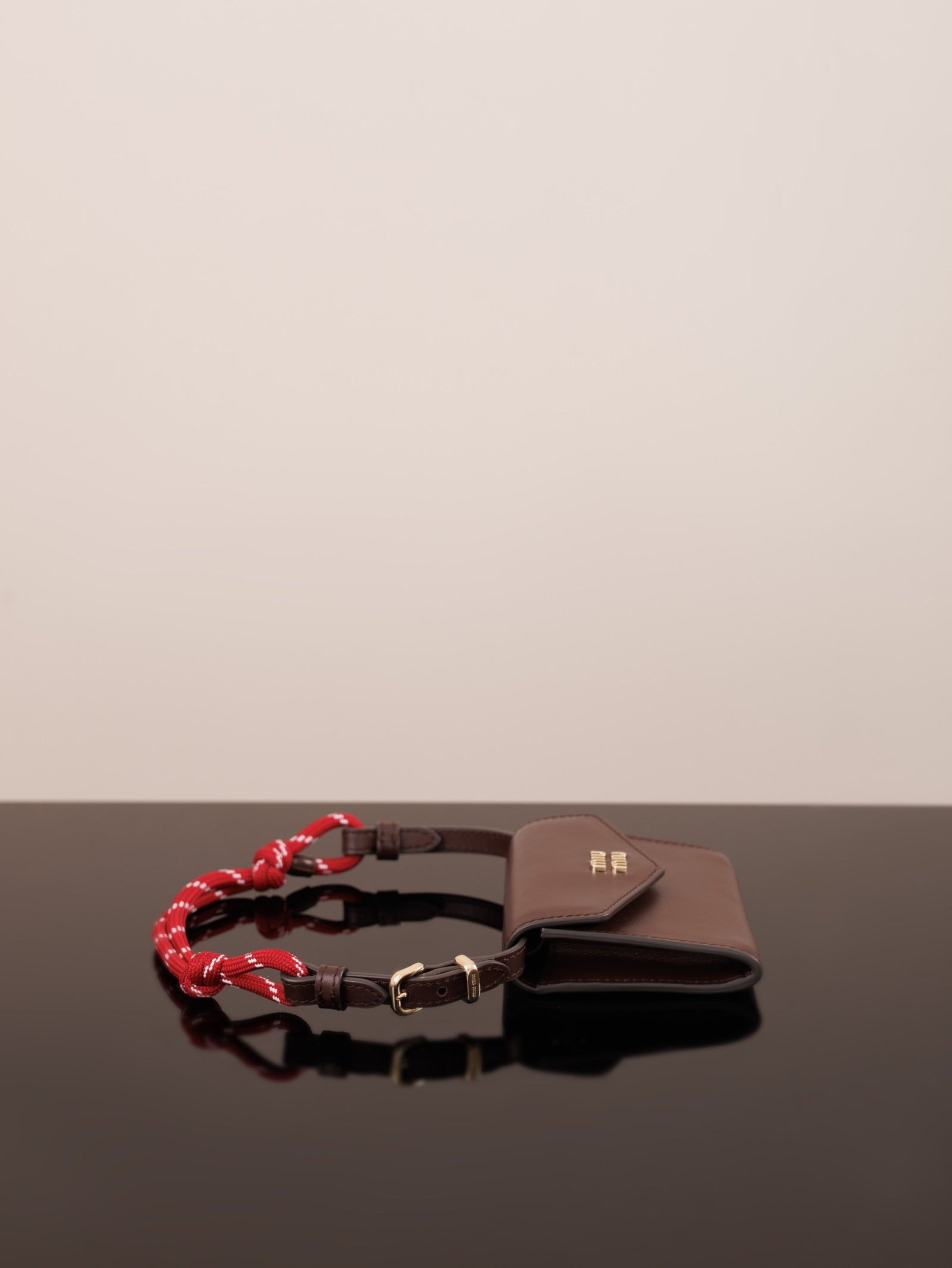 미우미우 가죽 숄더 지갑