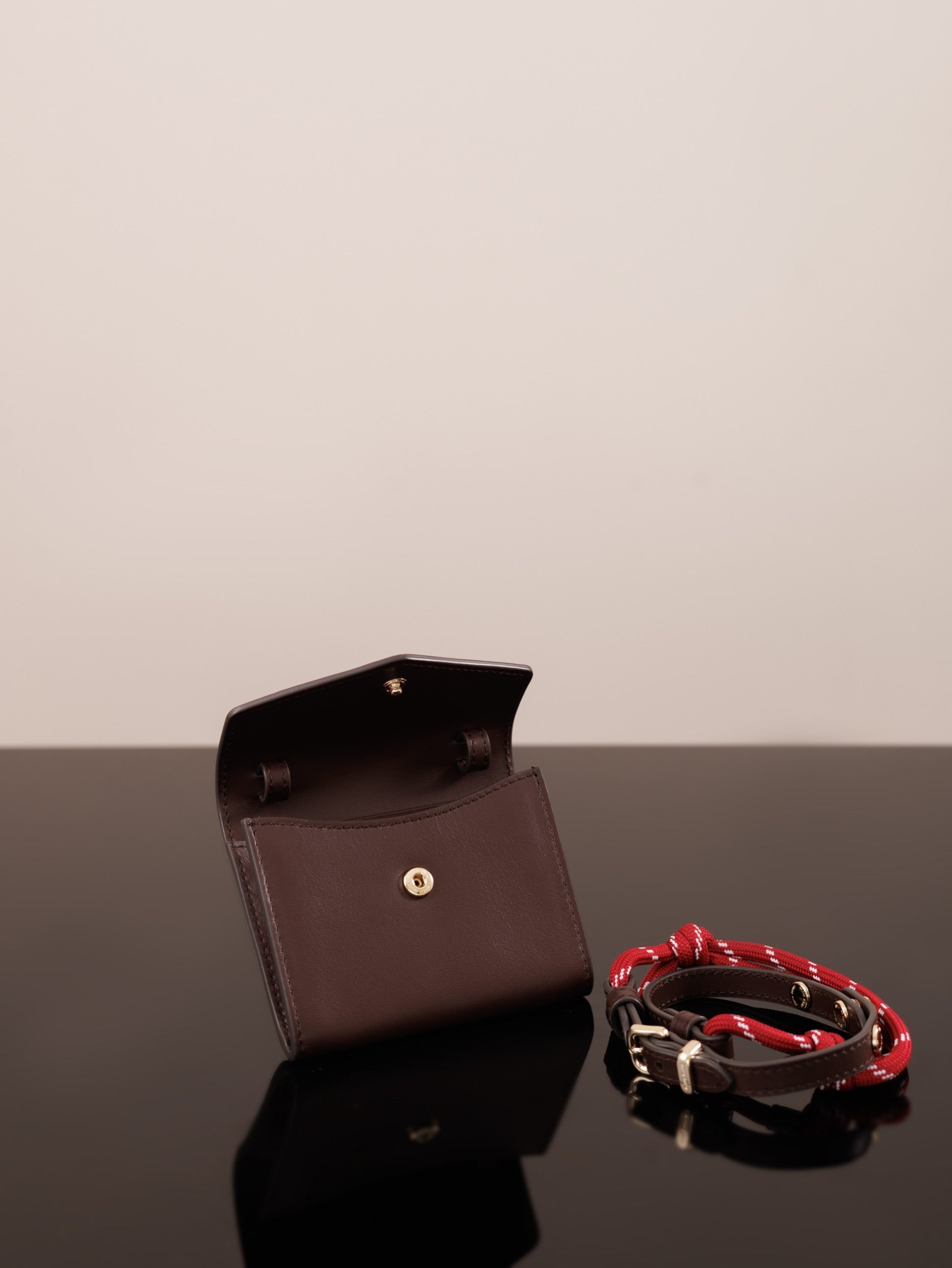 미우미우 가죽 숄더 지갑