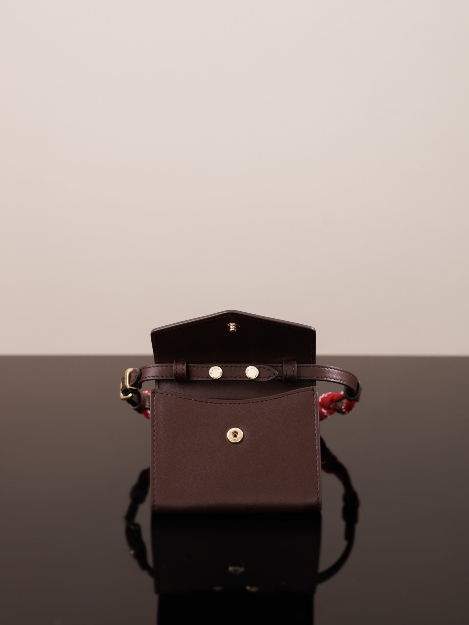 미우미우 가죽 숄더 지갑