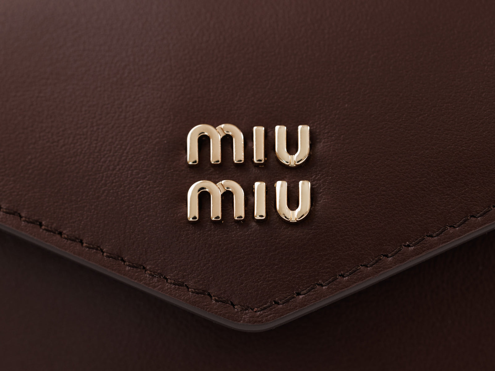 미우미우 가죽 숄더 지갑