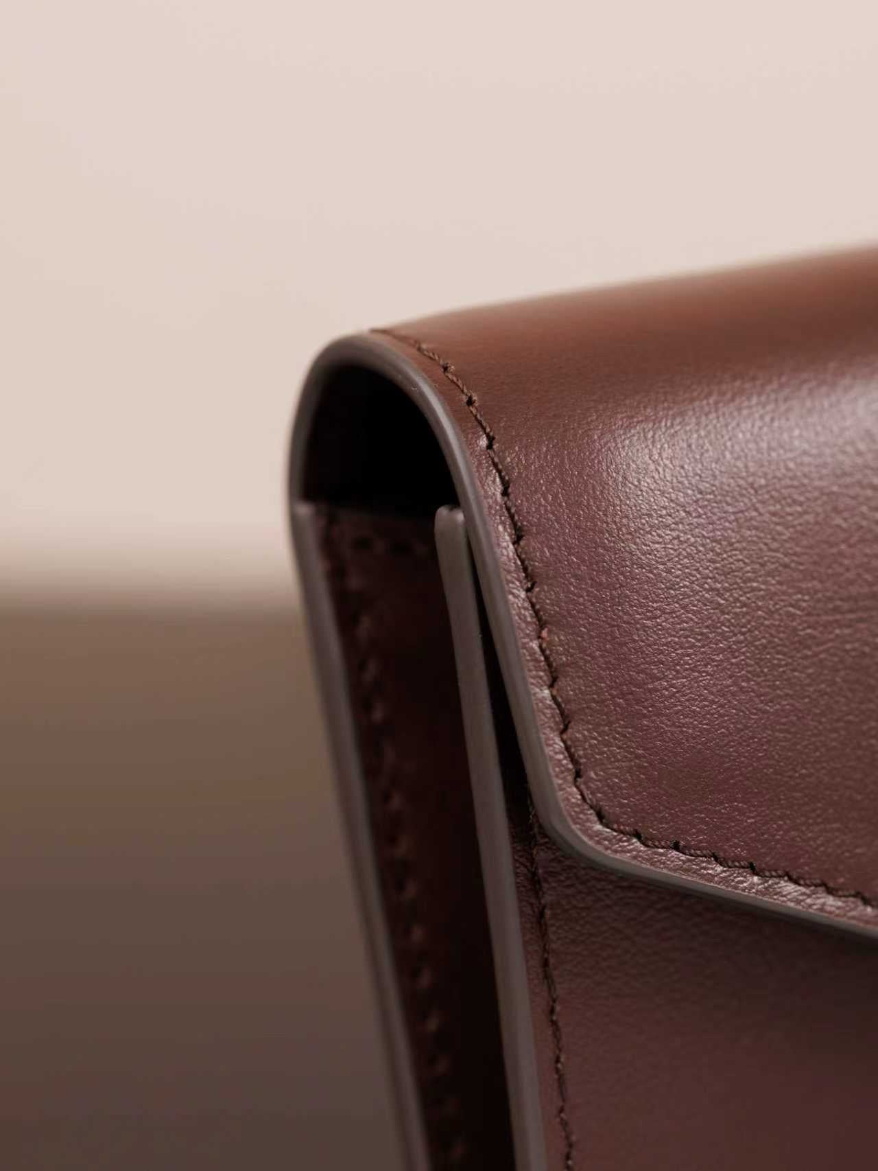 미우미우 가죽 숄더 지갑