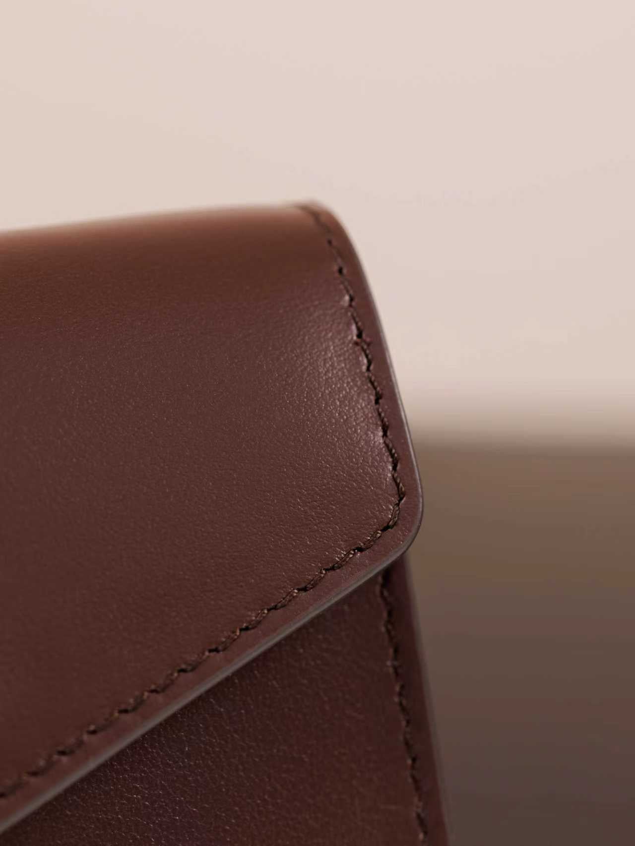 미우미우 가죽 숄더 지갑