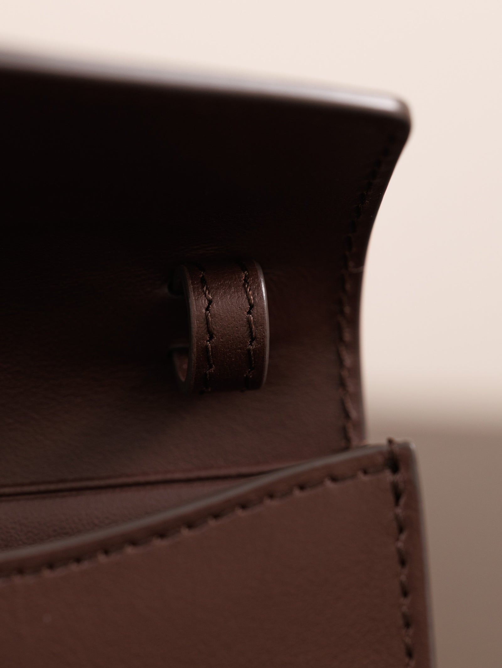 미우미우 가죽 숄더 지갑