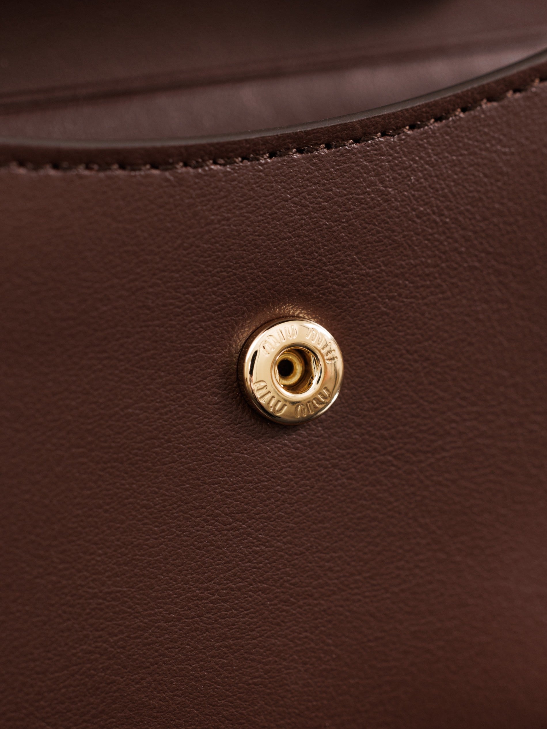 미우미우 가죽 숄더 지갑