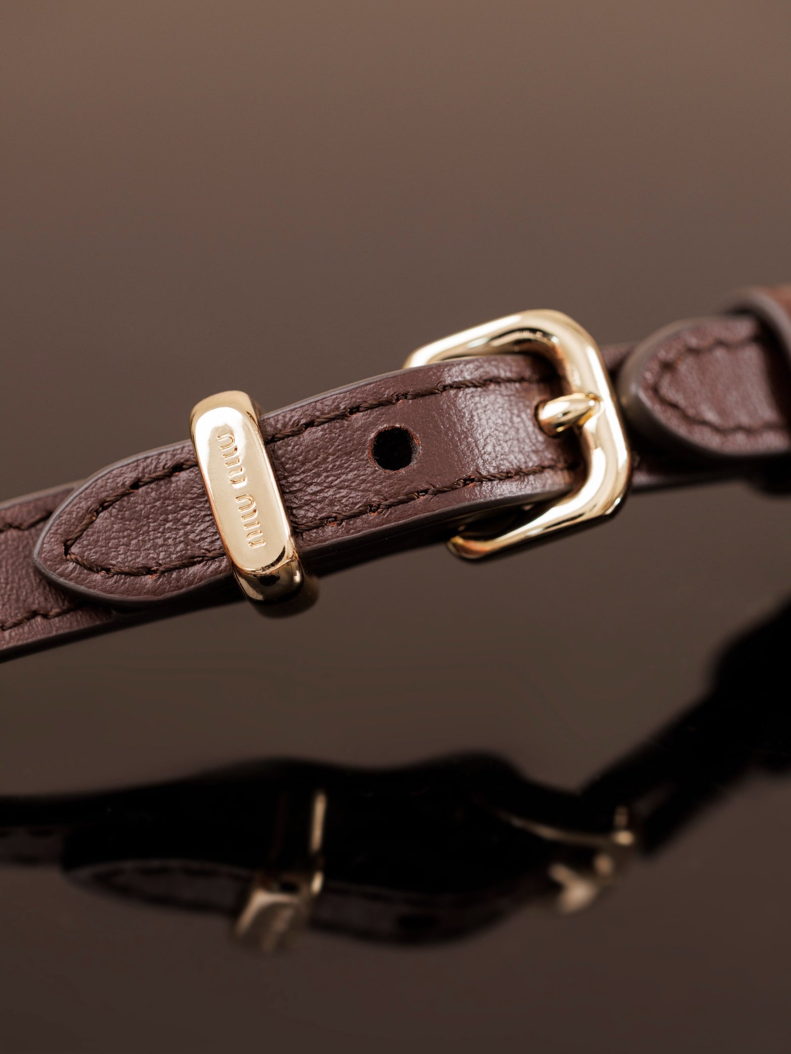 미우미우 가죽 숄더 지갑