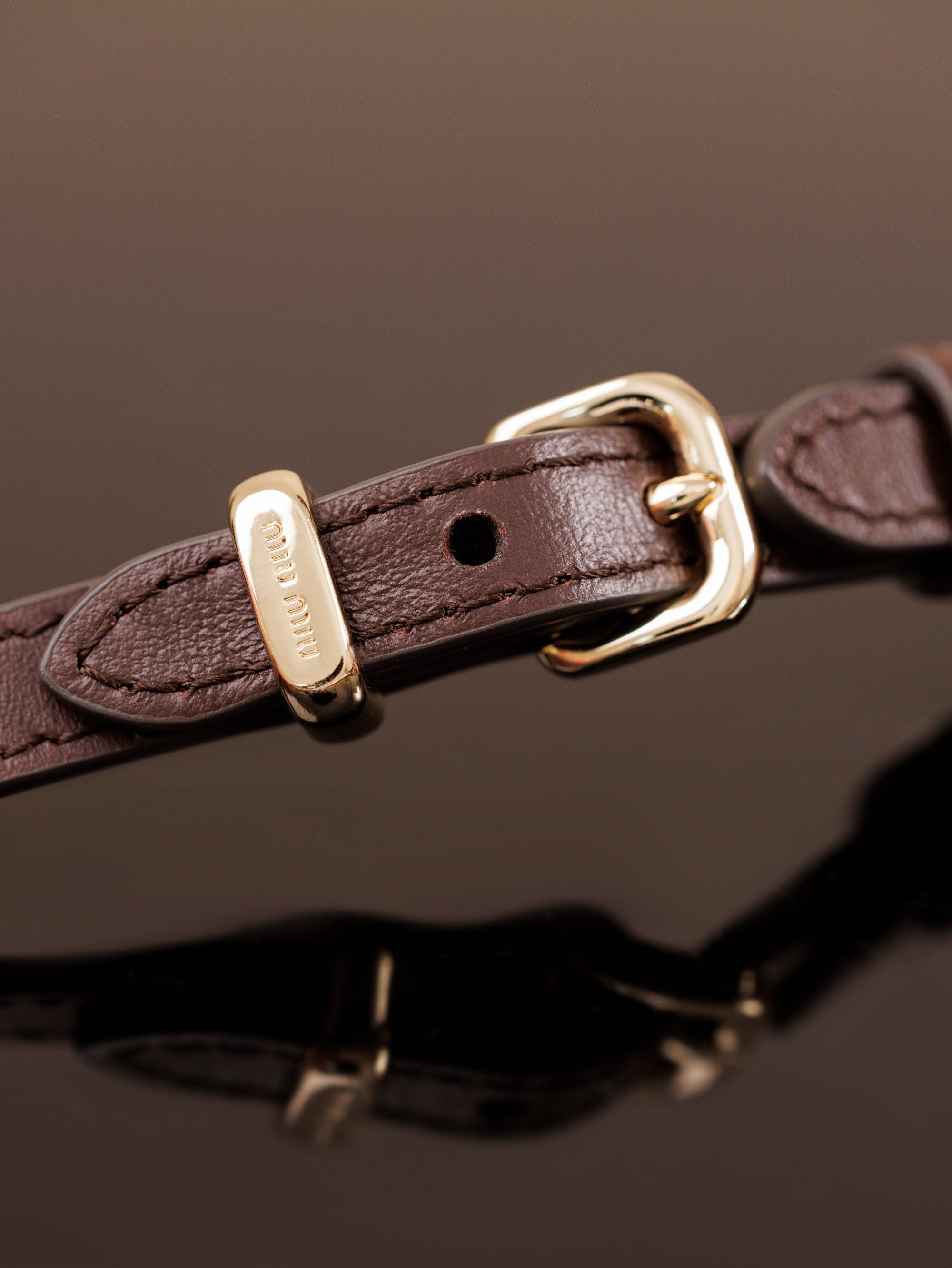 미우미우 가죽 숄더 지갑