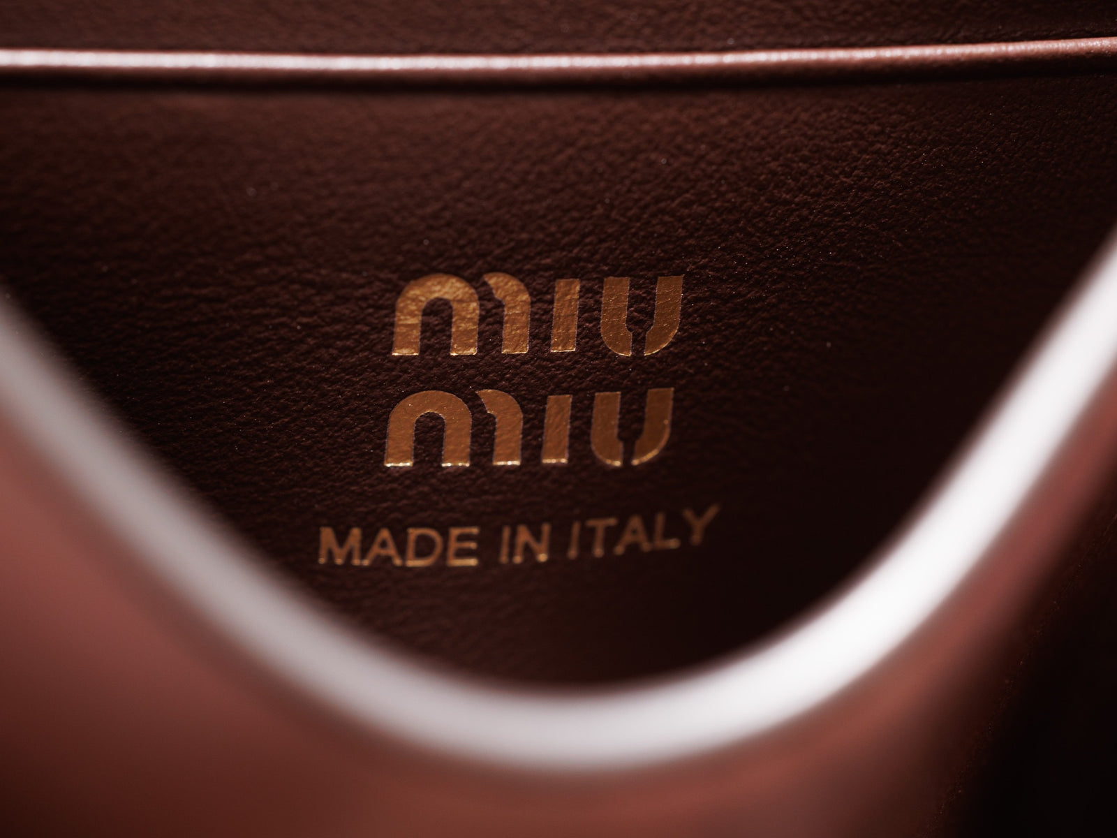 미우미우 가죽 숄더 지갑