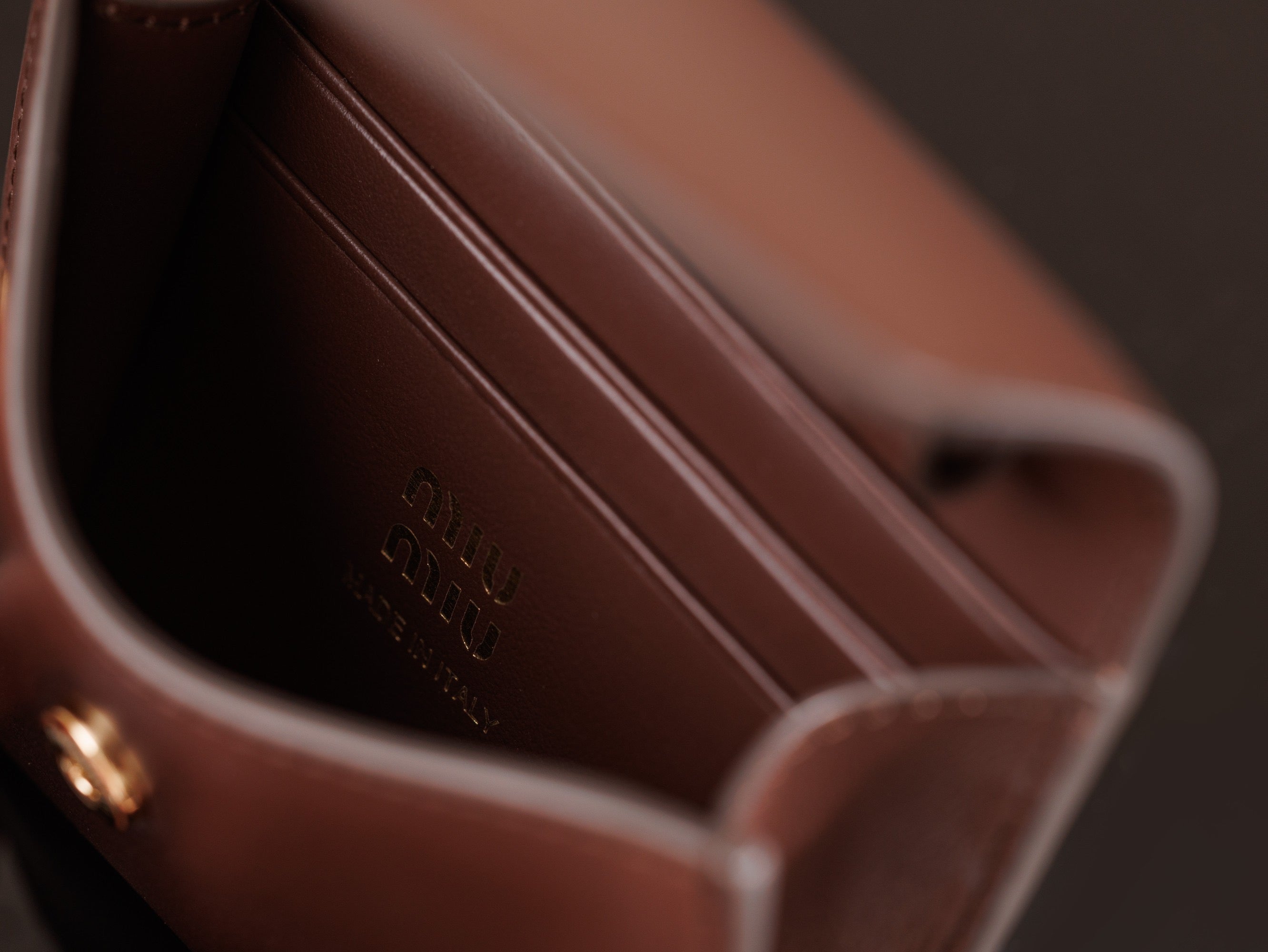 미우미우 가죽 숄더 지갑