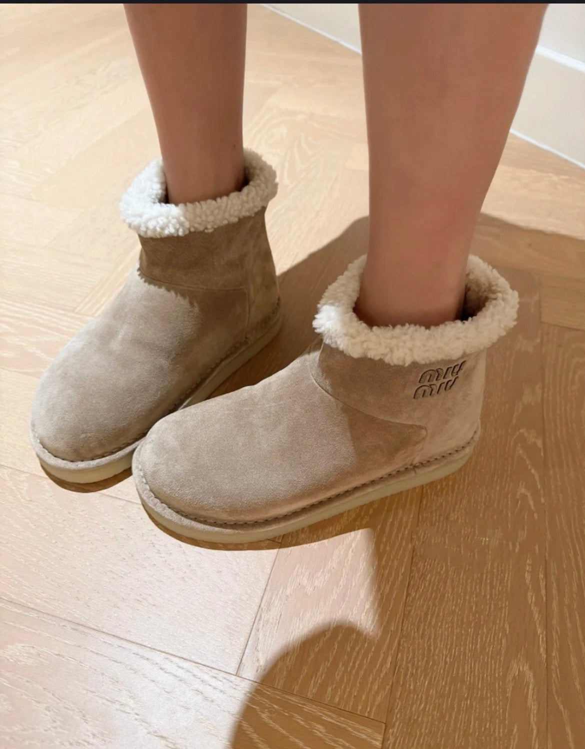 미우미우 스웨이드 부츠