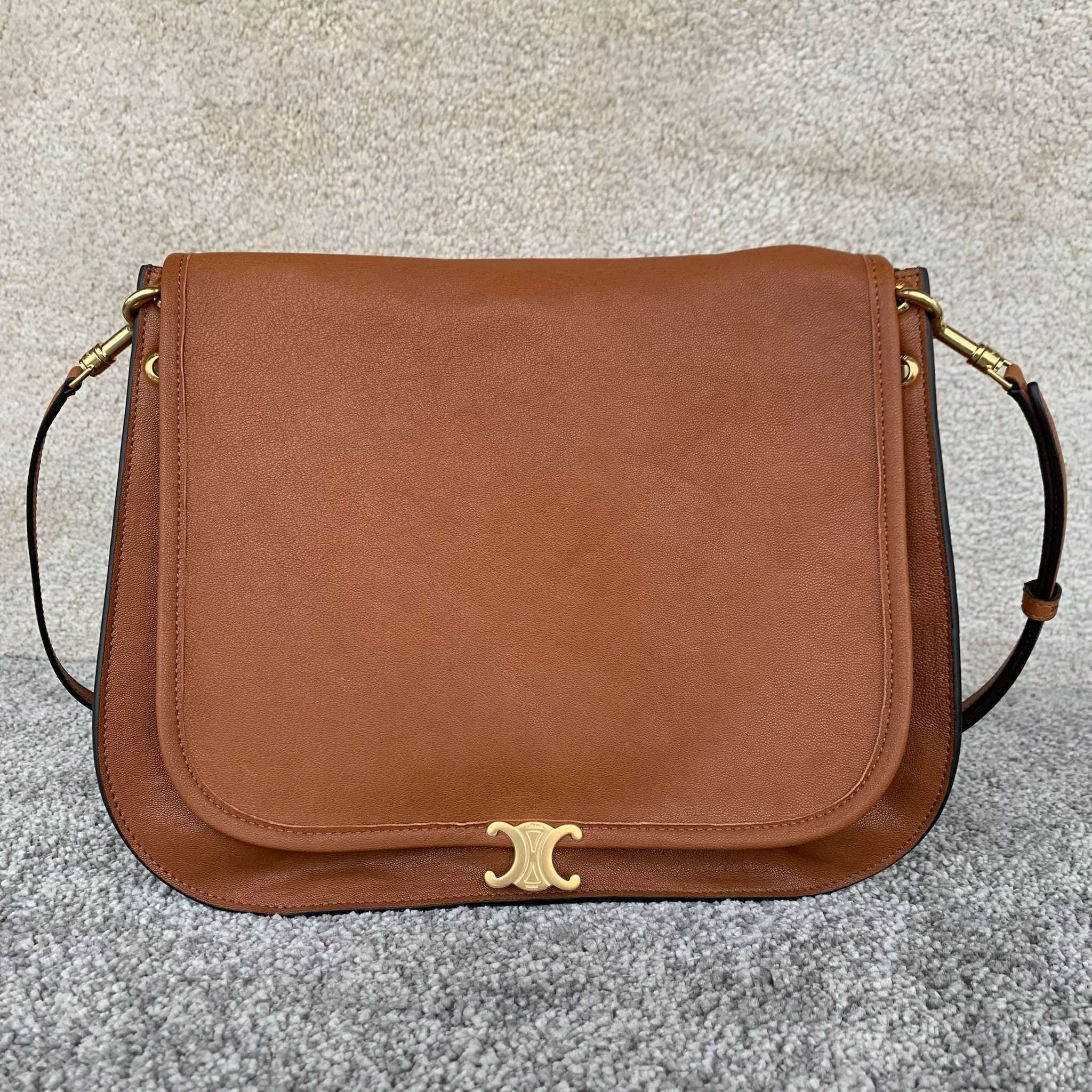 셀린느 소프트 트리옹프 베사체