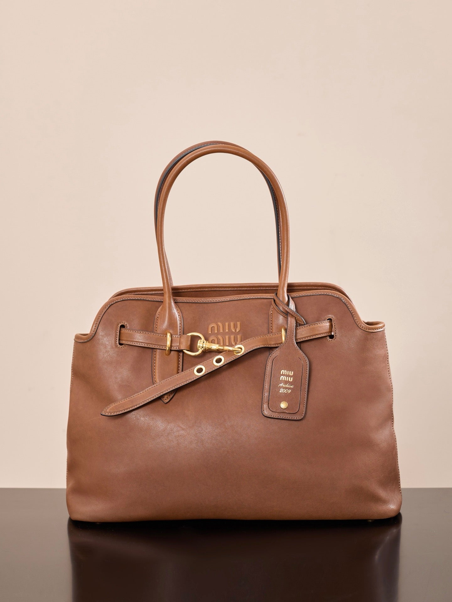 미우미우 아방뛰르 나파 가죽 탑 핸들 백 미디움