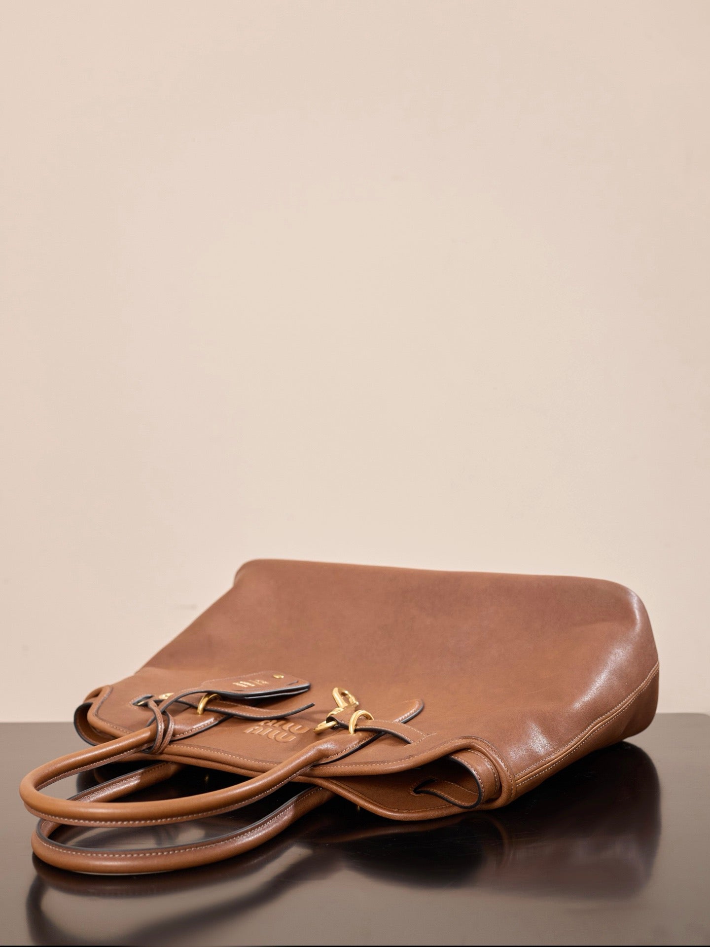 미우미우 아방뛰르 나파 가죽 탑 핸들 백 미디움