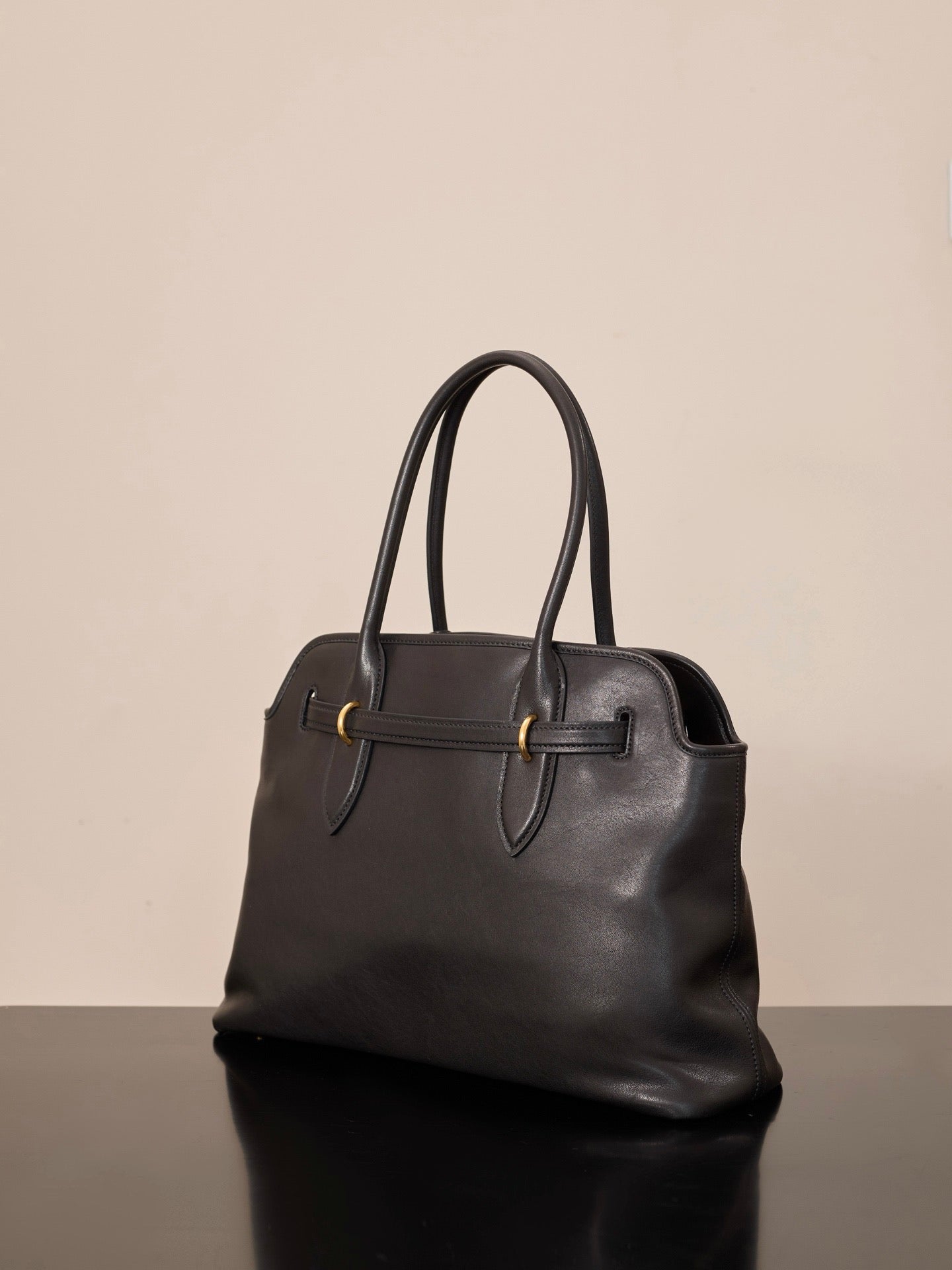 미우미우 아방뛰르 나파 가죽 탑 핸들 백 미디움